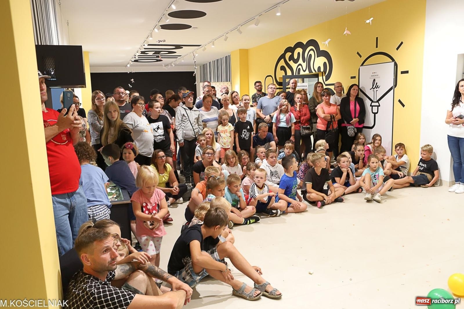 Zdjęcie w galerii na portalu naszraciborz.pl: Noc z barwną zadymą w SOWie wiadomości z regionu