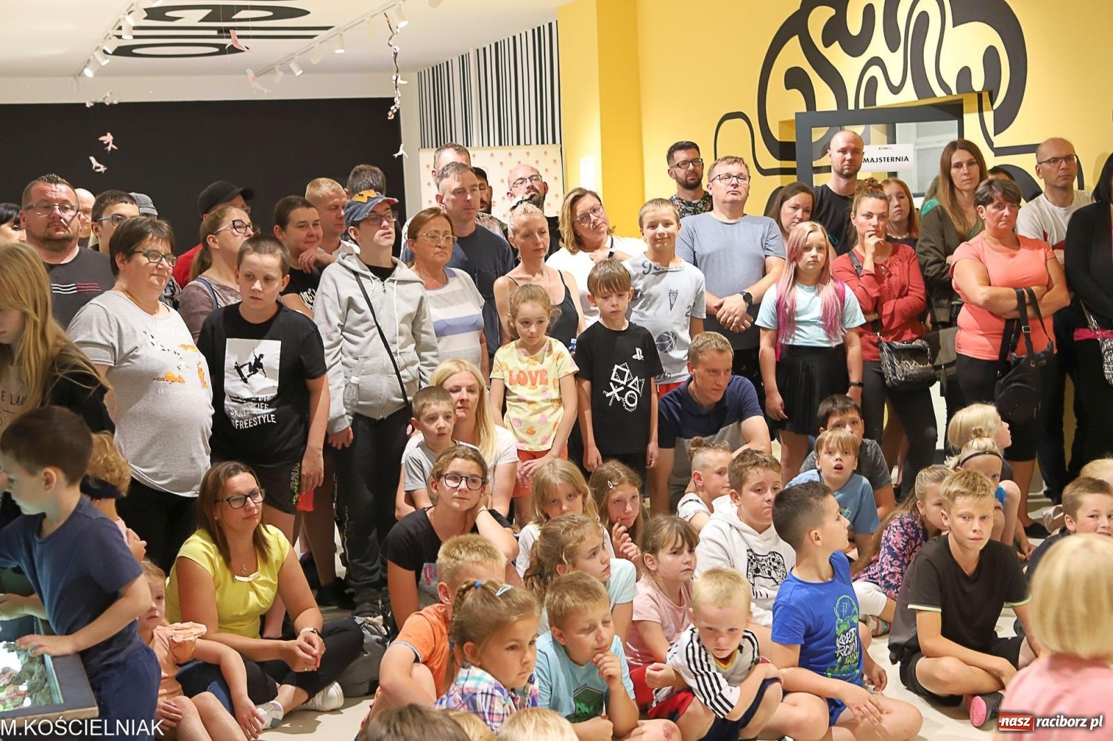 Zdjęcie w galerii na portalu naszraciborz.pl: Noc z barwną zadymą w SOWie wiadomości z regionu