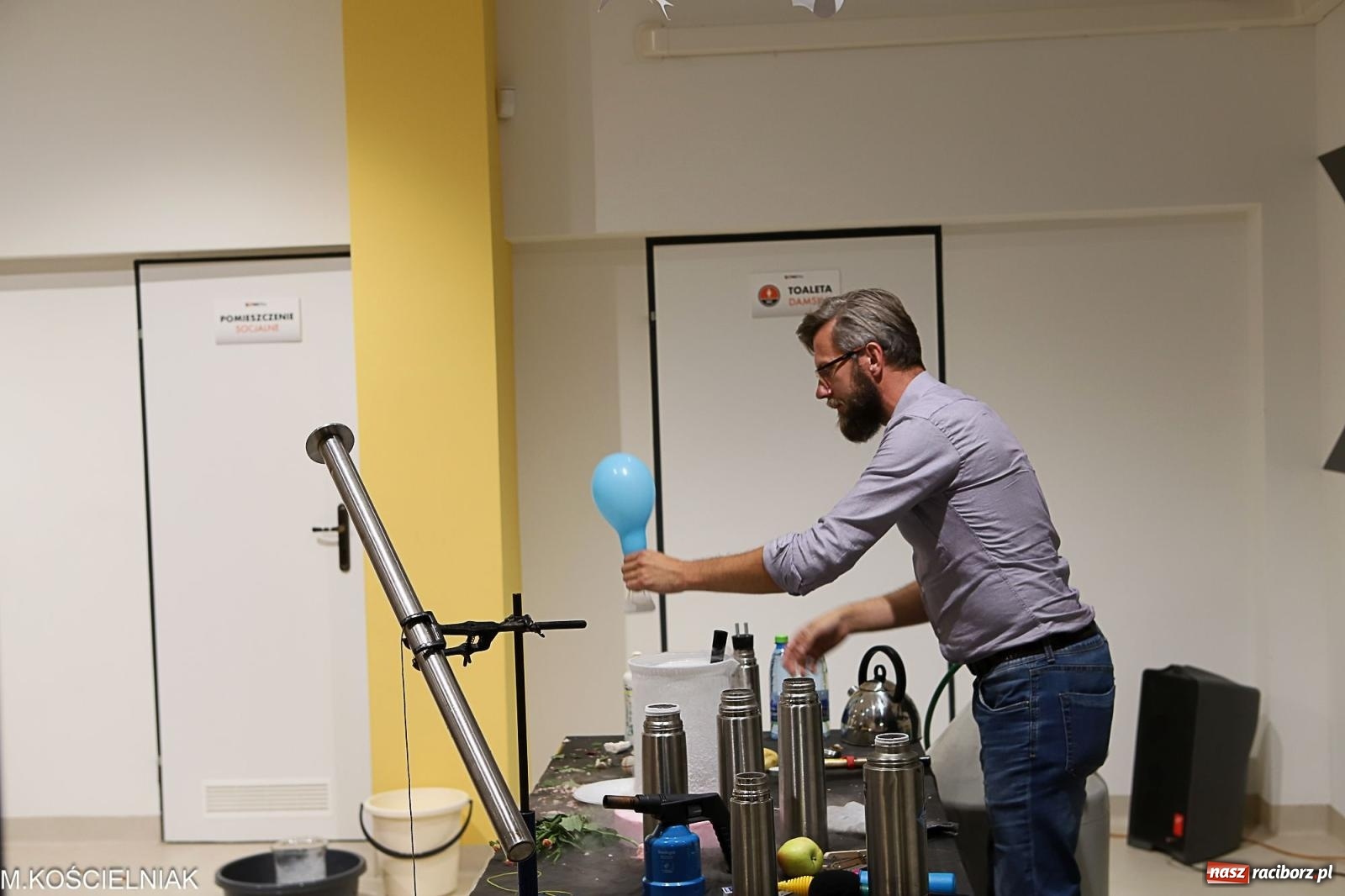 Zdjęcie w galerii na portalu naszraciborz.pl: Noc z barwną zadymą w SOWie wiadomości z regionu