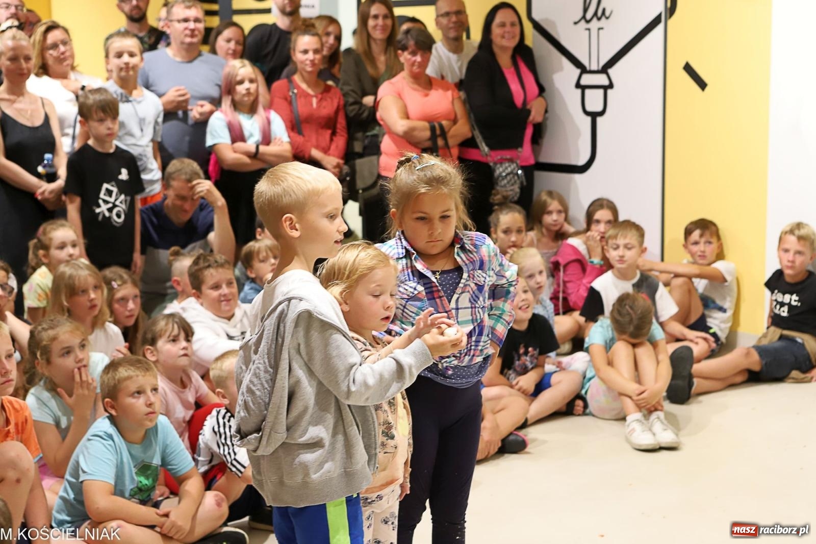 Zdjęcie w galerii na portalu naszraciborz.pl: Noc z barwną zadymą w SOWie wiadomości z regionu