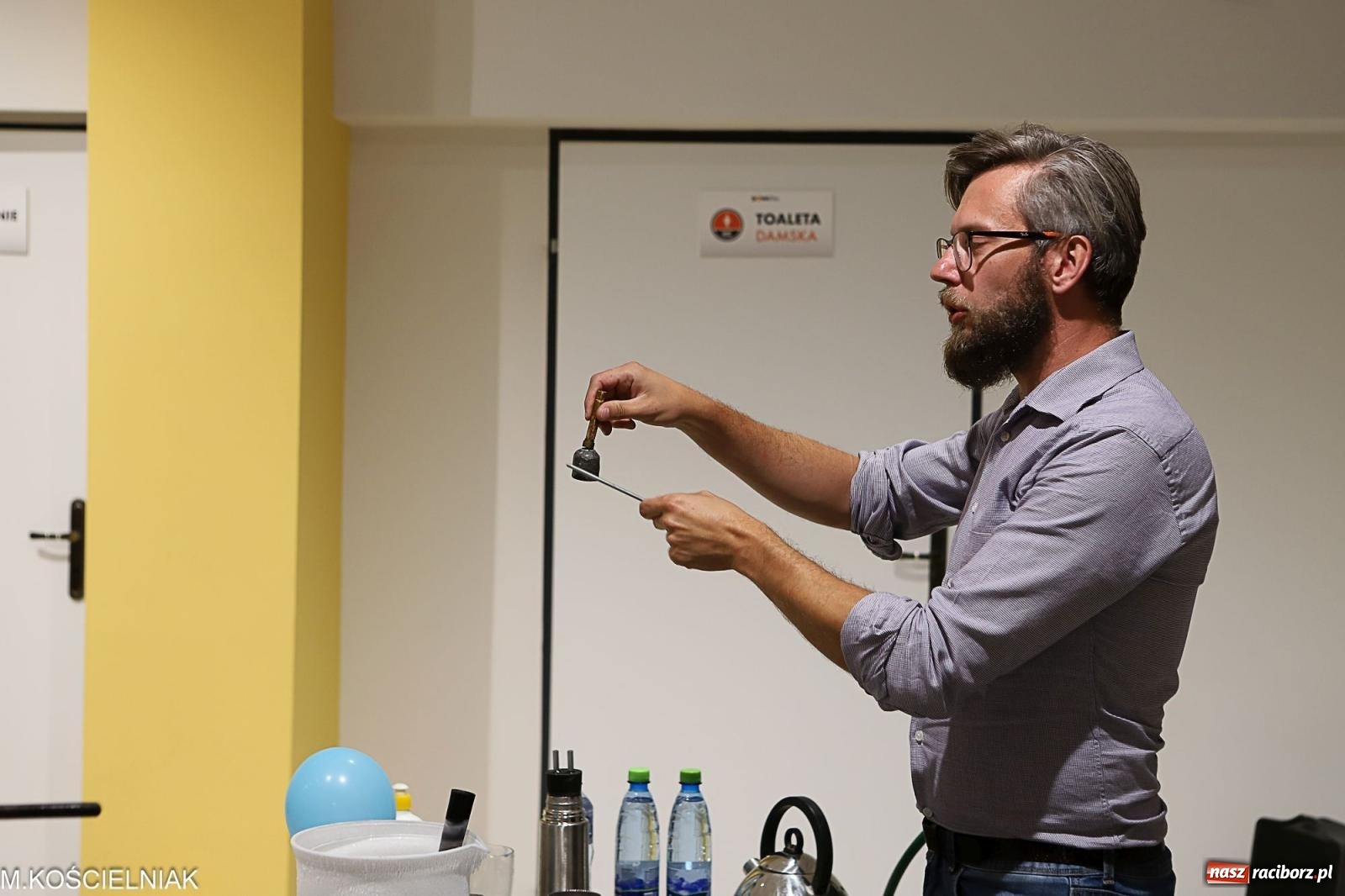 Zdjęcie w galerii na portalu naszraciborz.pl: Noc z barwną zadymą w SOWie wiadomości z regionu