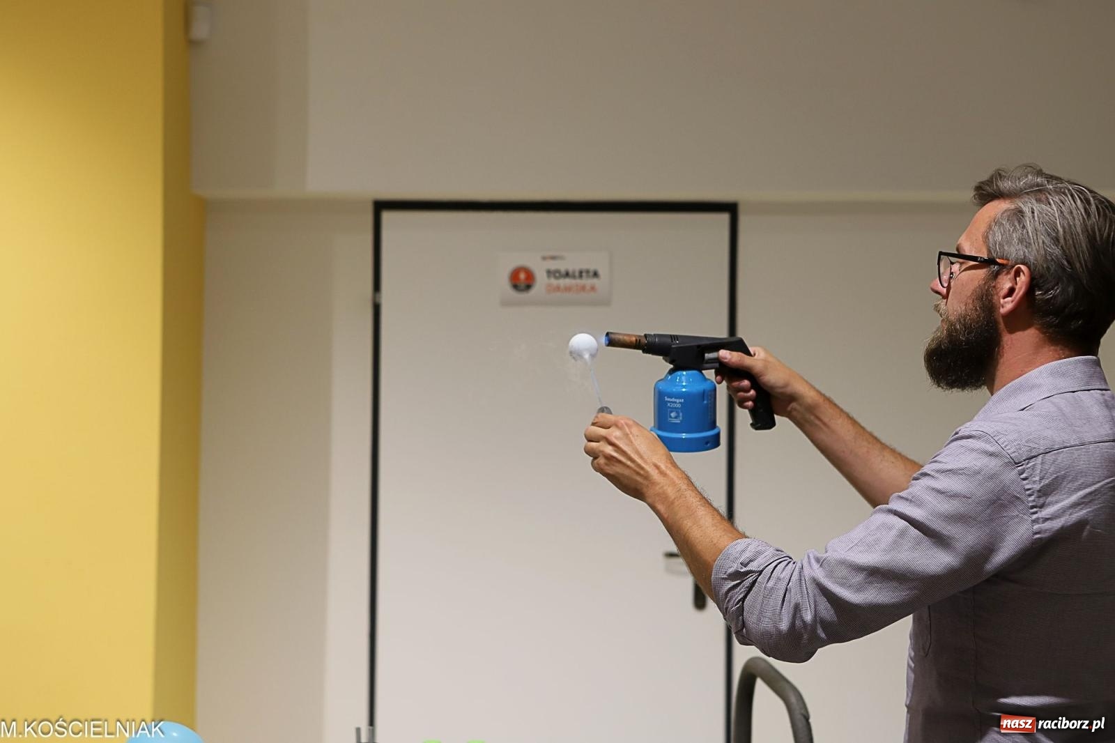 Zdjęcie w galerii na portalu naszraciborz.pl: Noc z barwną zadymą w SOWie wiadomości z regionu