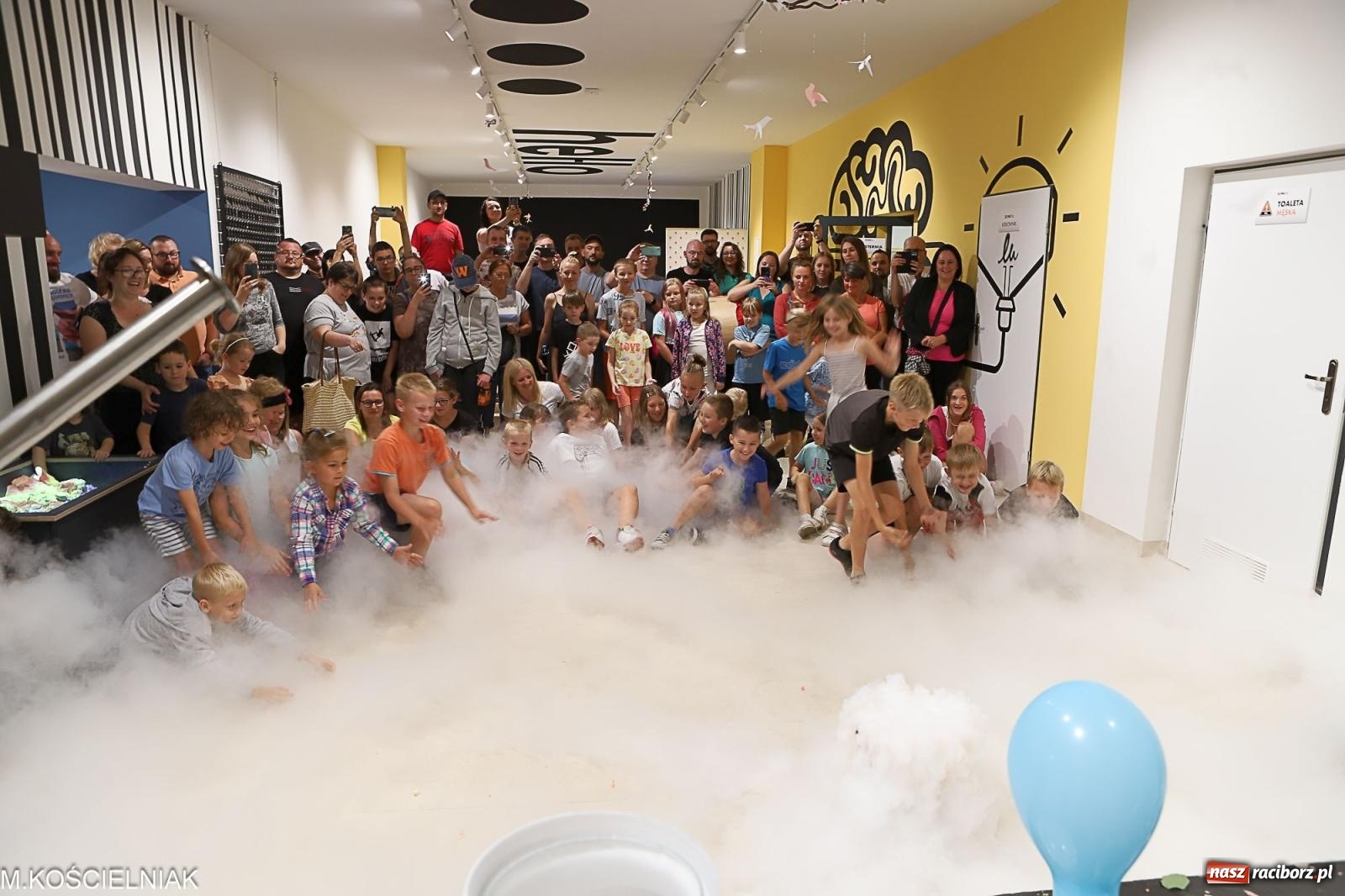 Zdjęcie w galerii na portalu naszraciborz.pl: Noc z barwną zadymą w SOWie wiadomości z regionu