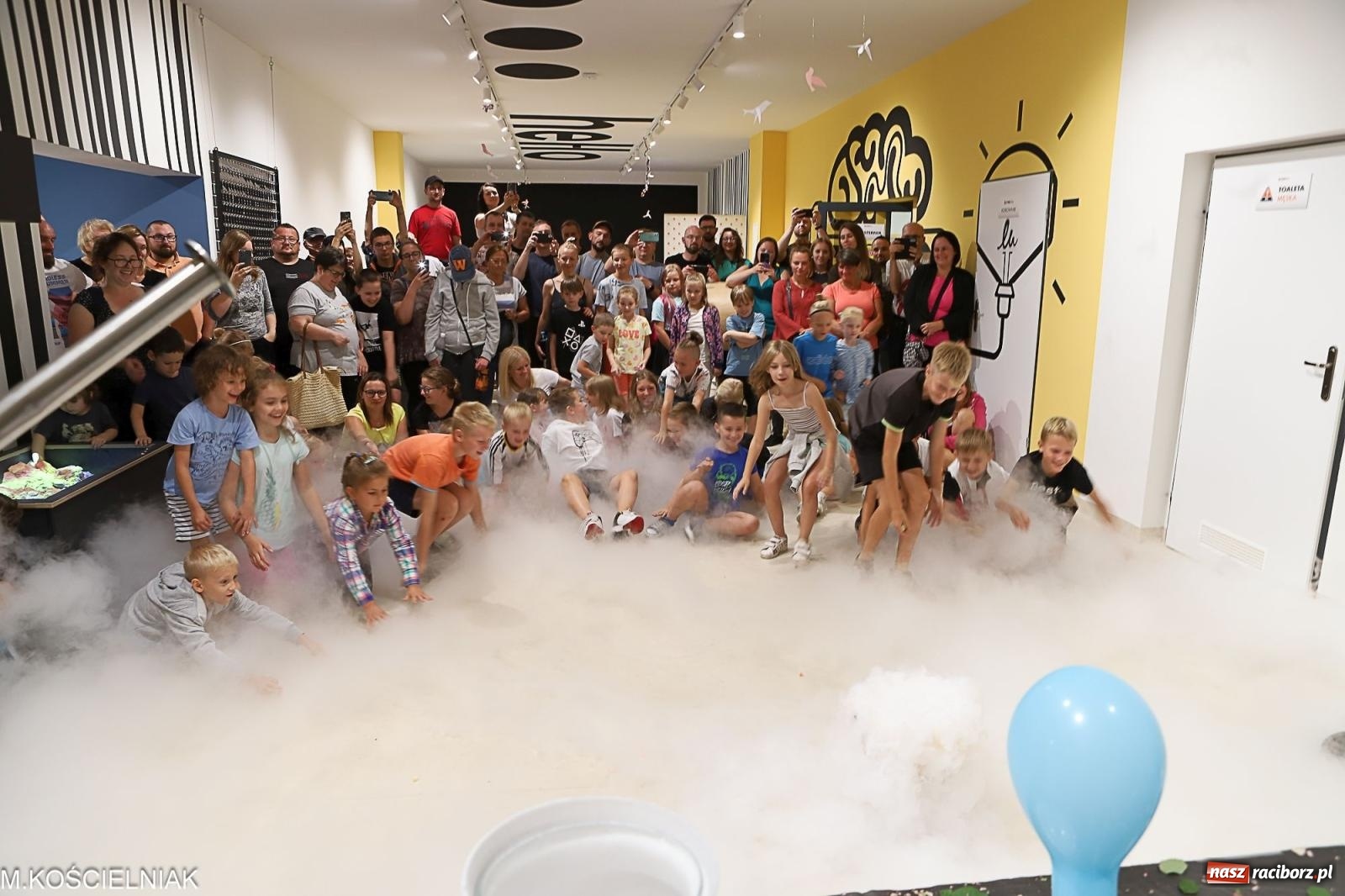 Zdjęcie w galerii na portalu naszraciborz.pl: Noc z barwną zadymą w SOWie wiadomości z regionu