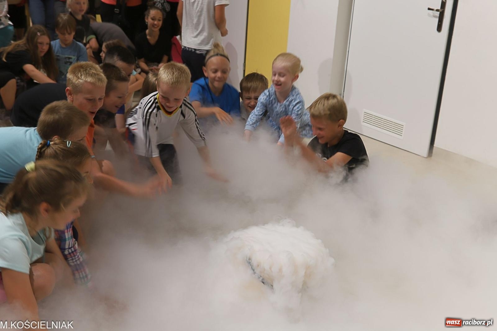 Zdjęcie w galerii na portalu naszraciborz.pl: Noc z barwną zadymą w SOWie wiadomości z regionu