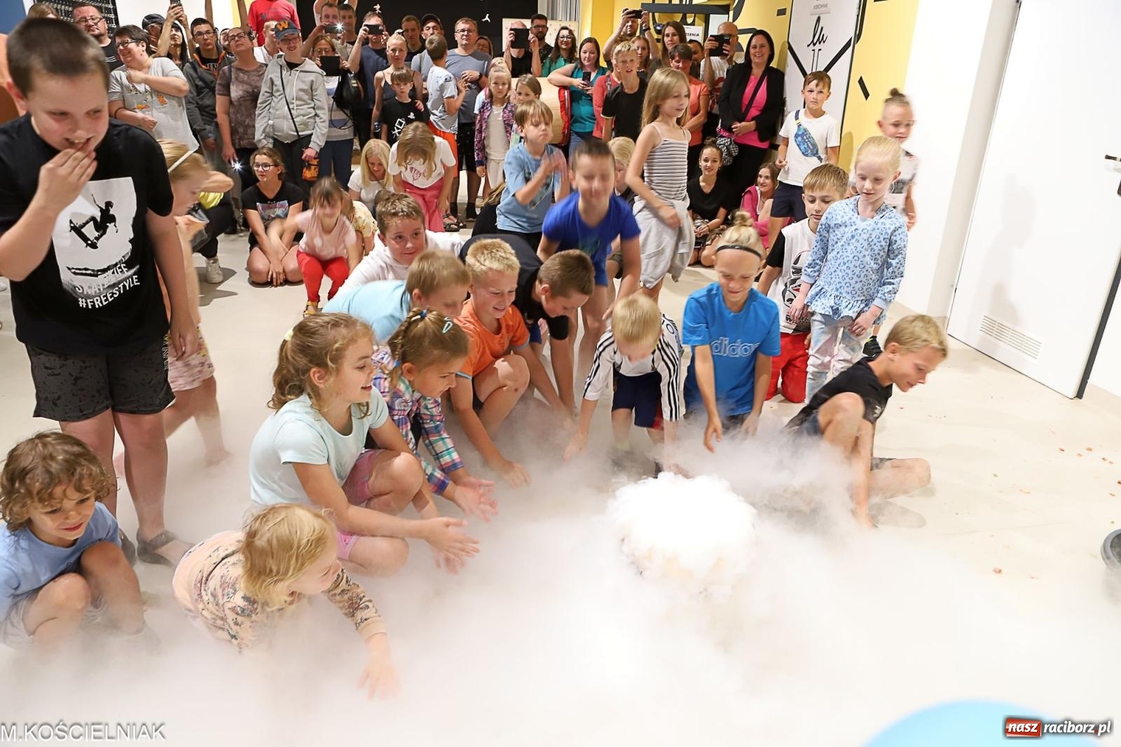 Zdjęcie w galerii na portalu naszraciborz.pl: Noc z barwną zadymą w SOWie wiadomości z regionu