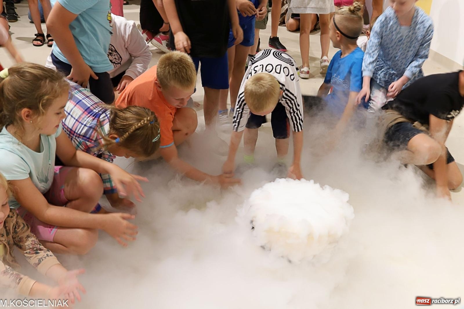 Zdjęcie w galerii na portalu naszraciborz.pl: Noc z barwną zadymą w SOWie wiadomości z regionu