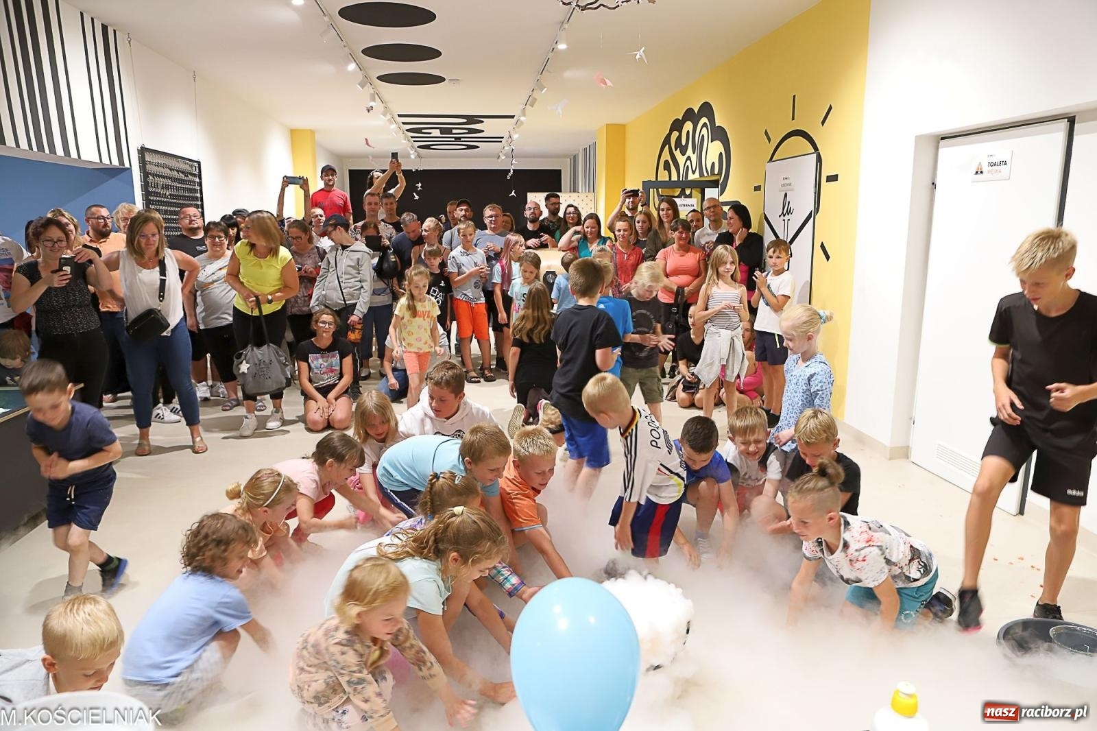 Zdjęcie w galerii na portalu naszraciborz.pl: Noc z barwną zadymą w SOWie wiadomości z regionu