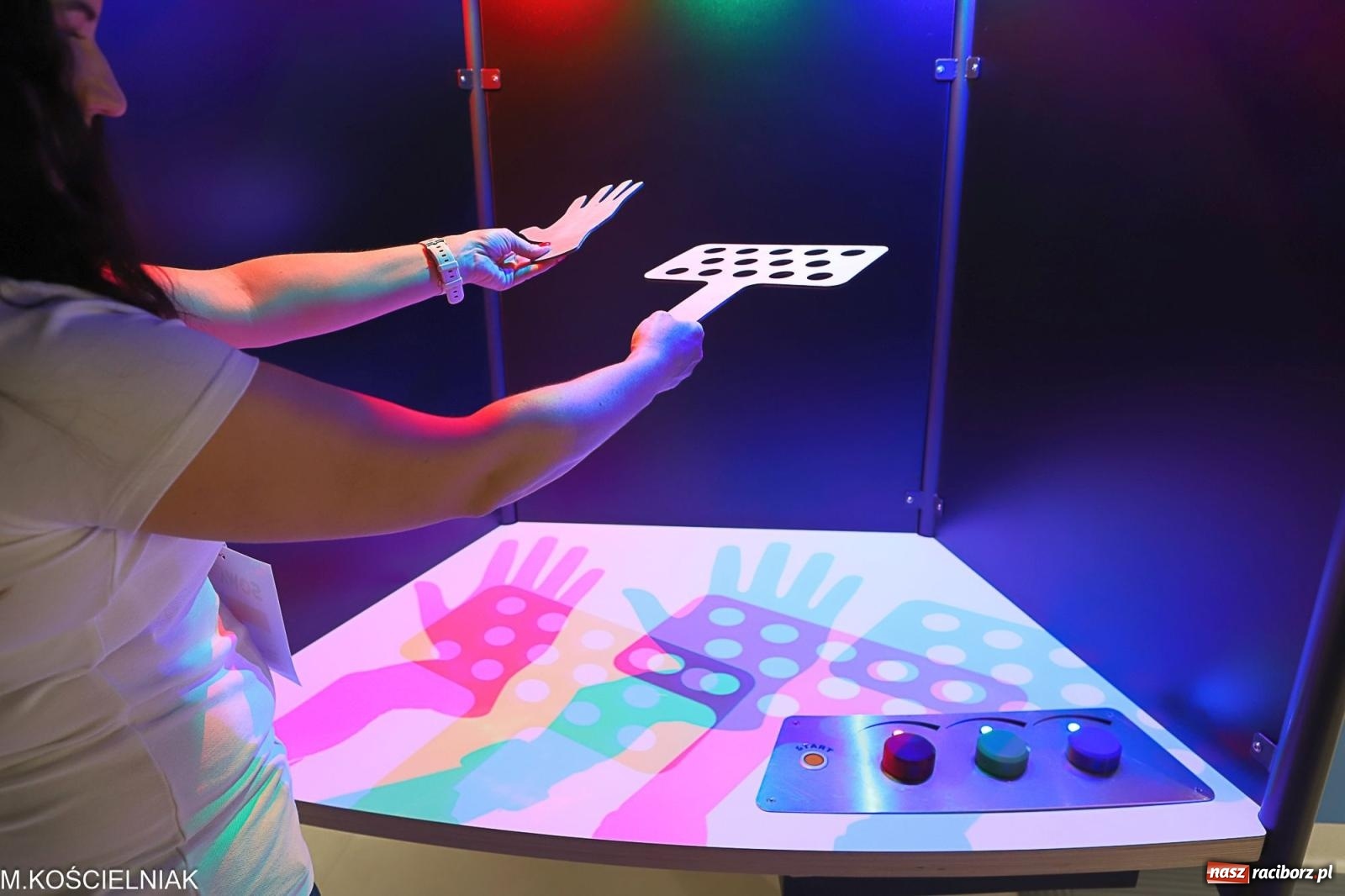 Zdjęcie w galerii na portalu naszraciborz.pl: Noc z barwną zadymą w SOWie wiadomości z regionu