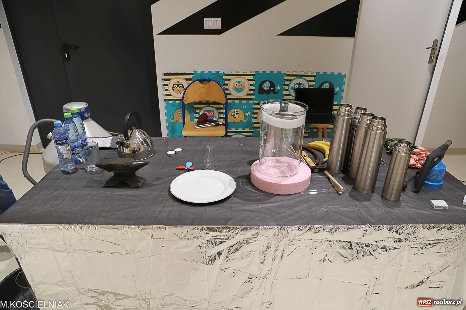 Zdjęcie w galerii na portalu naszraciborz.pl: Noc z barwną zadymą w SOWie wiadomości z regionu