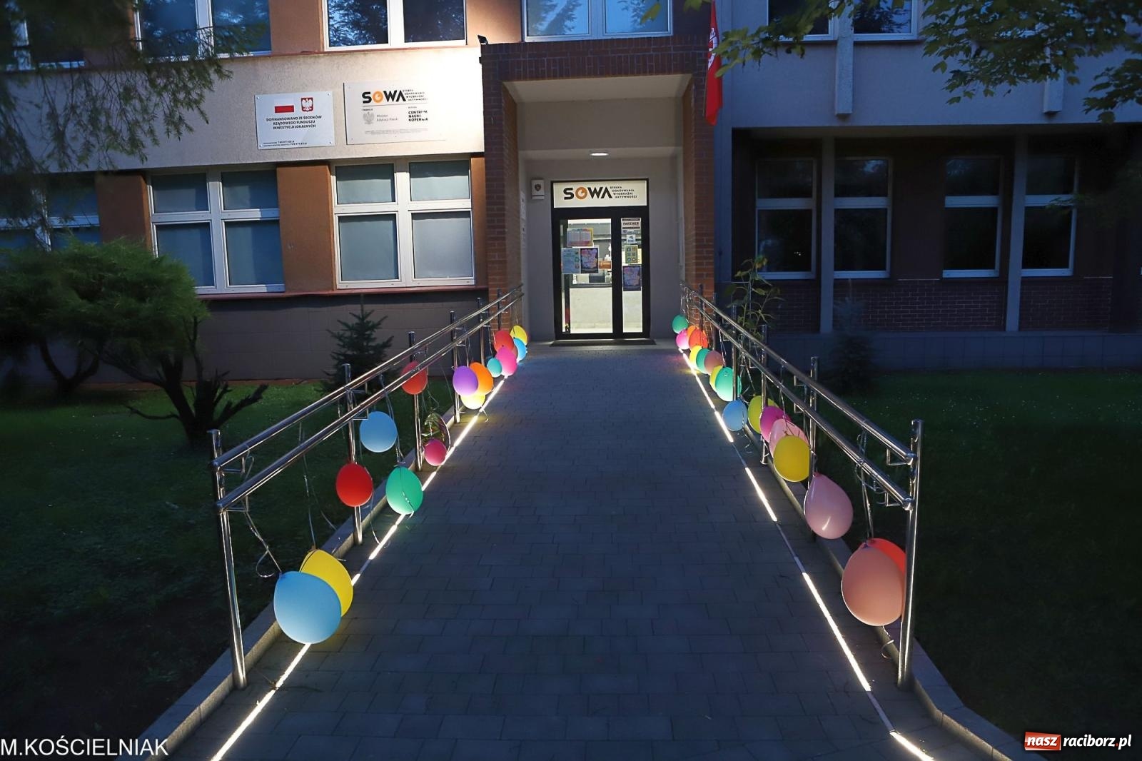 Zdjęcie w galerii na portalu naszraciborz.pl: Noc z barwną zadymą w SOWie wiadomości z regionu