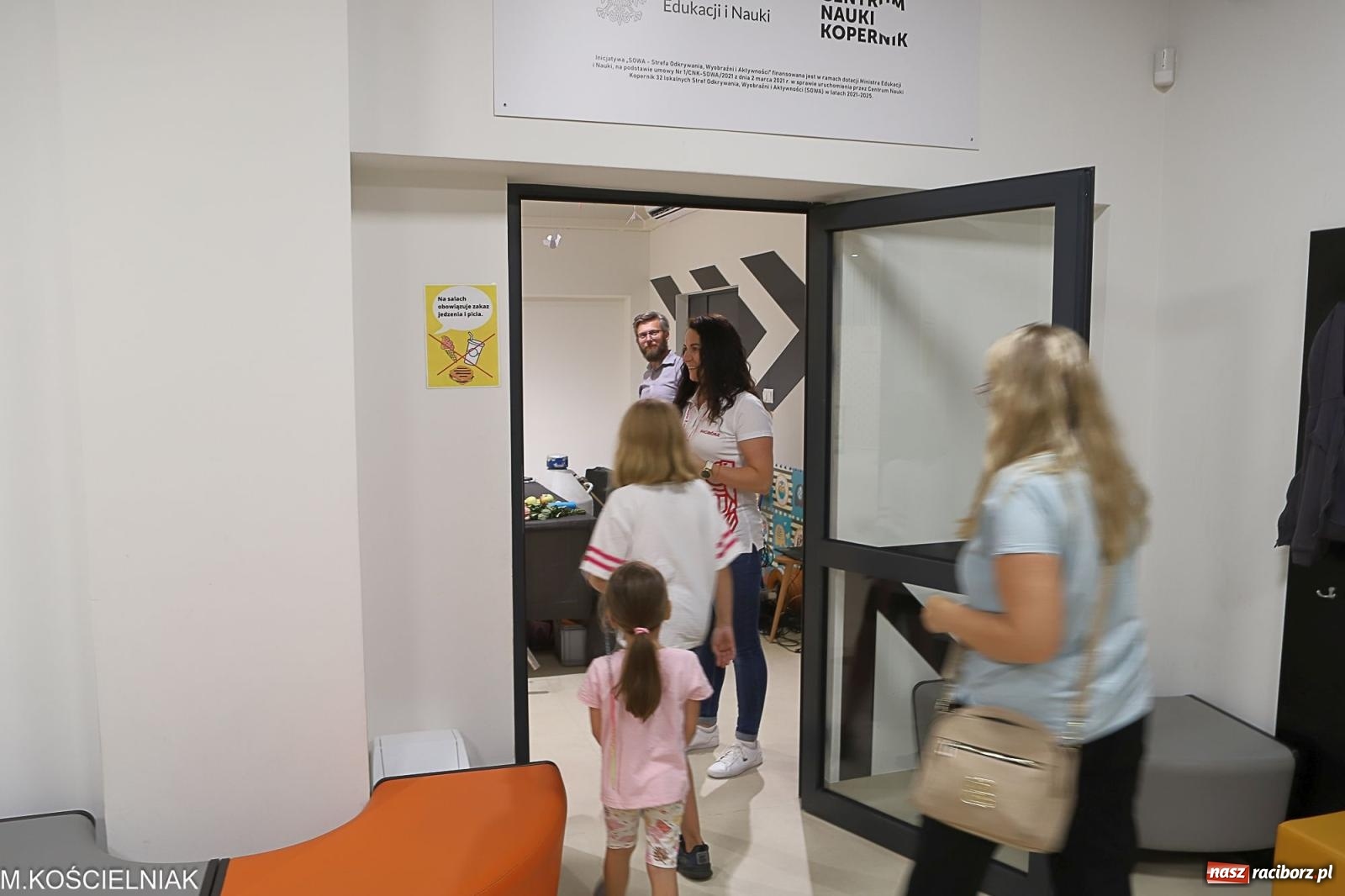 Zdjęcie w galerii na portalu naszraciborz.pl: Noc z barwną zadymą w SOWie wiadomości z regionu