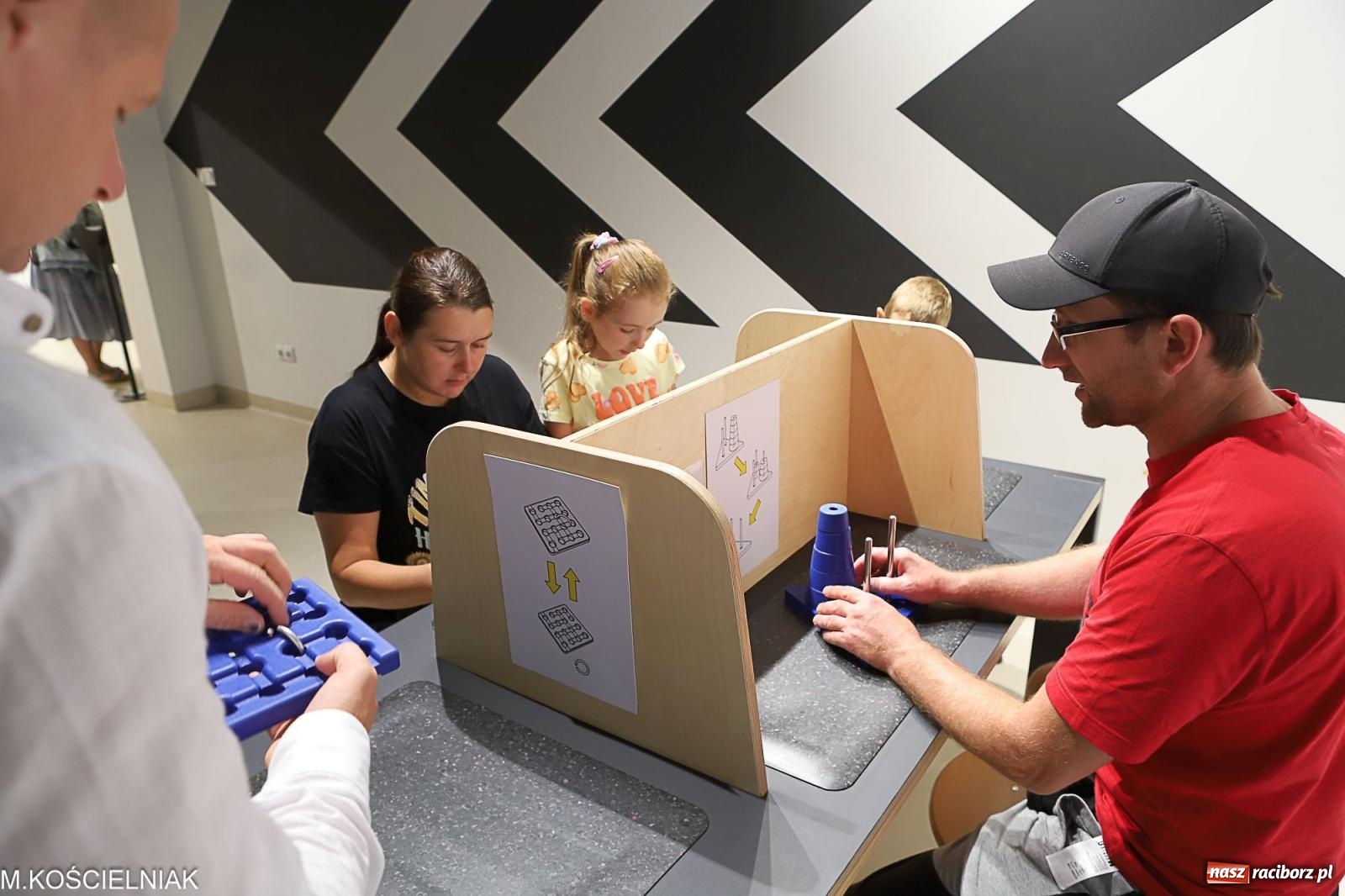 Zdjęcie w galerii na portalu naszraciborz.pl: Noc z barwną zadymą w SOWie wiadomości z regionu