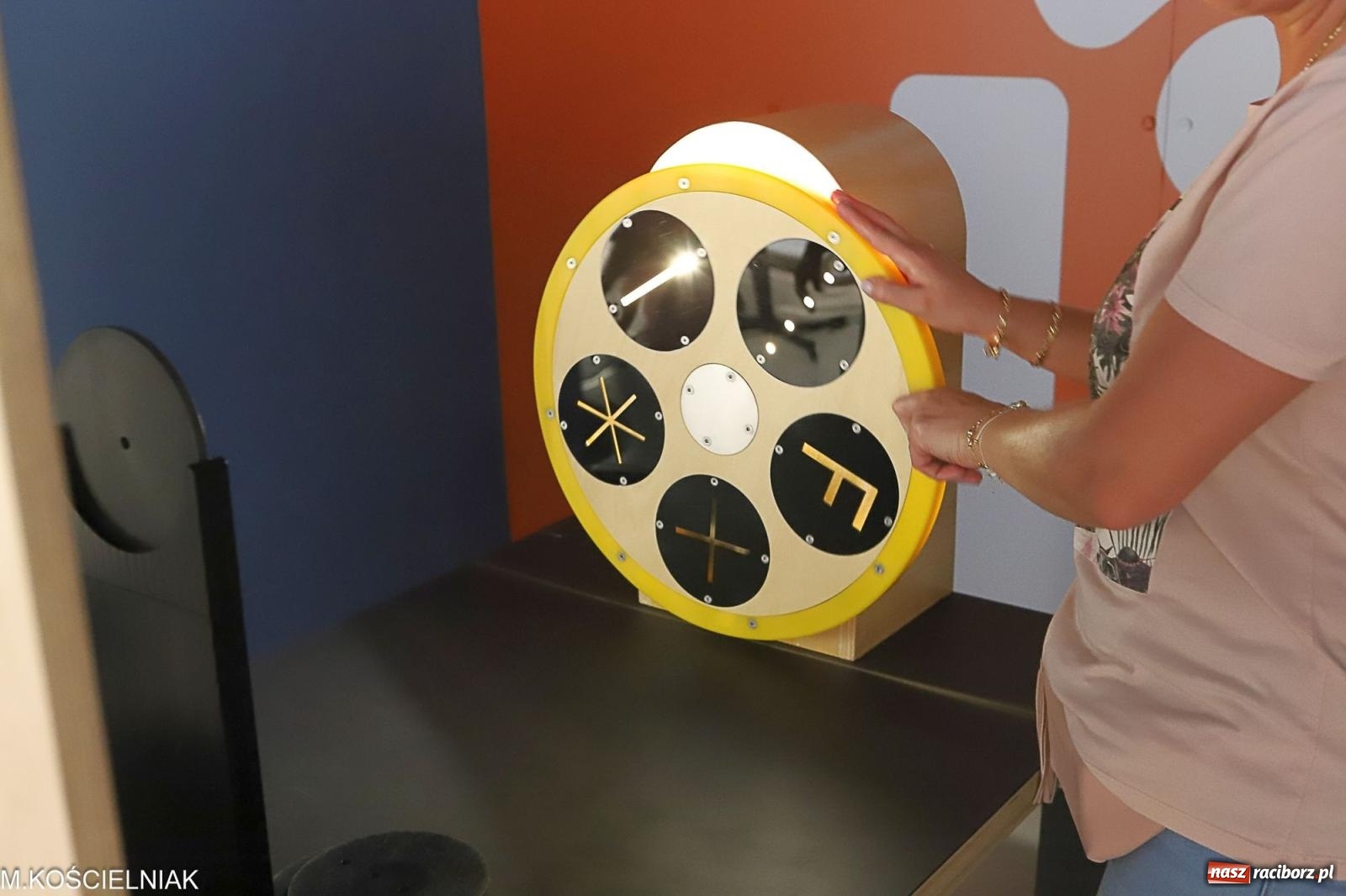 Zdjęcie w galerii na portalu naszraciborz.pl: Noc z barwną zadymą w SOWie wiadomości z regionu