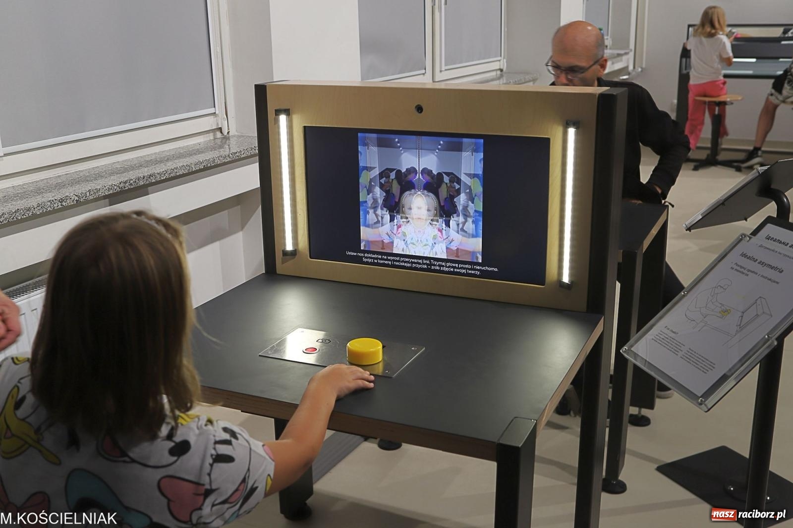 Zdjęcie w galerii na portalu naszraciborz.pl: Noc z barwną zadymą w SOWie wiadomości z regionu