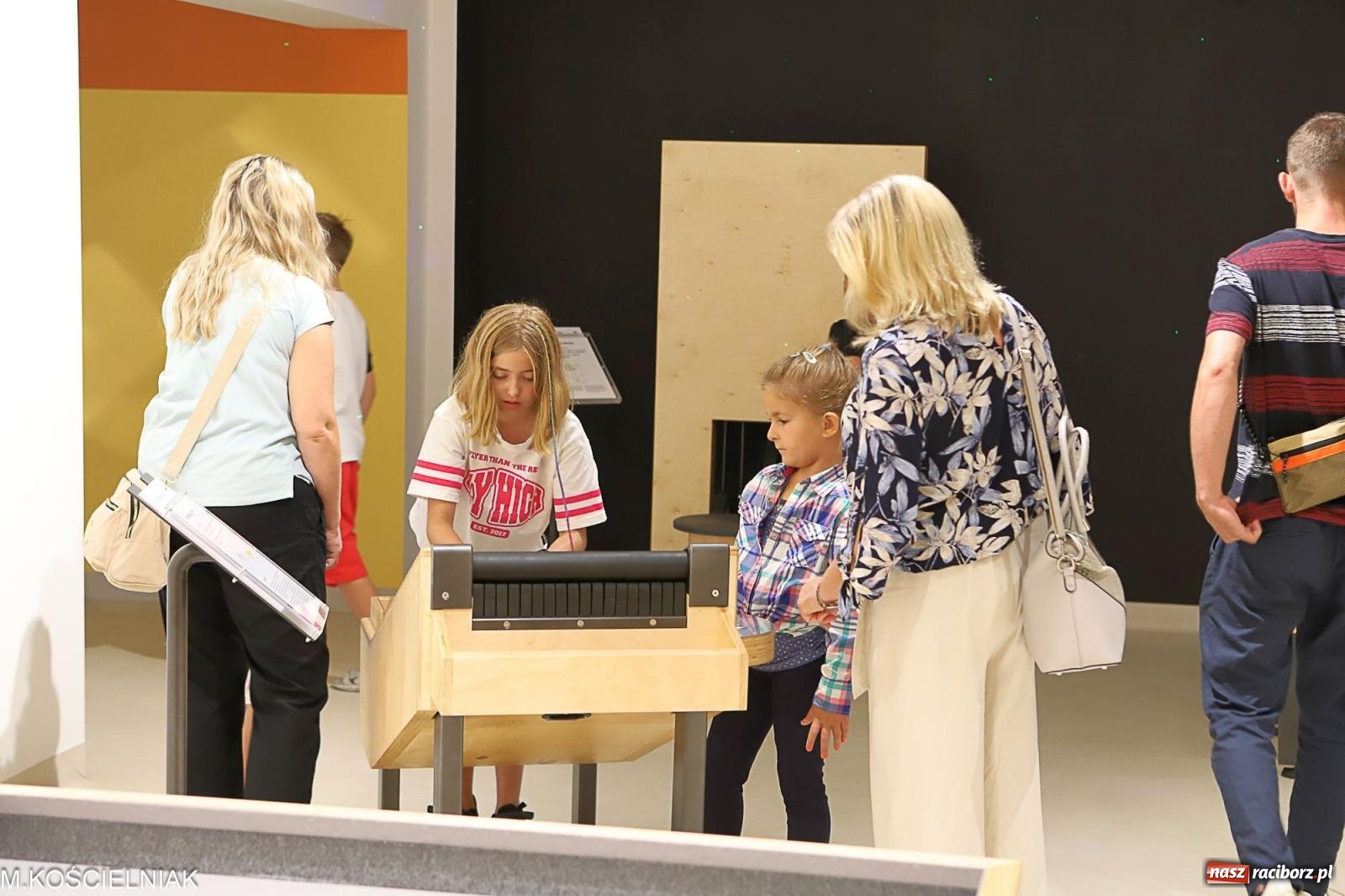 Zdjęcie w galerii na portalu naszraciborz.pl: Noc z barwną zadymą w SOWie wiadomości z regionu