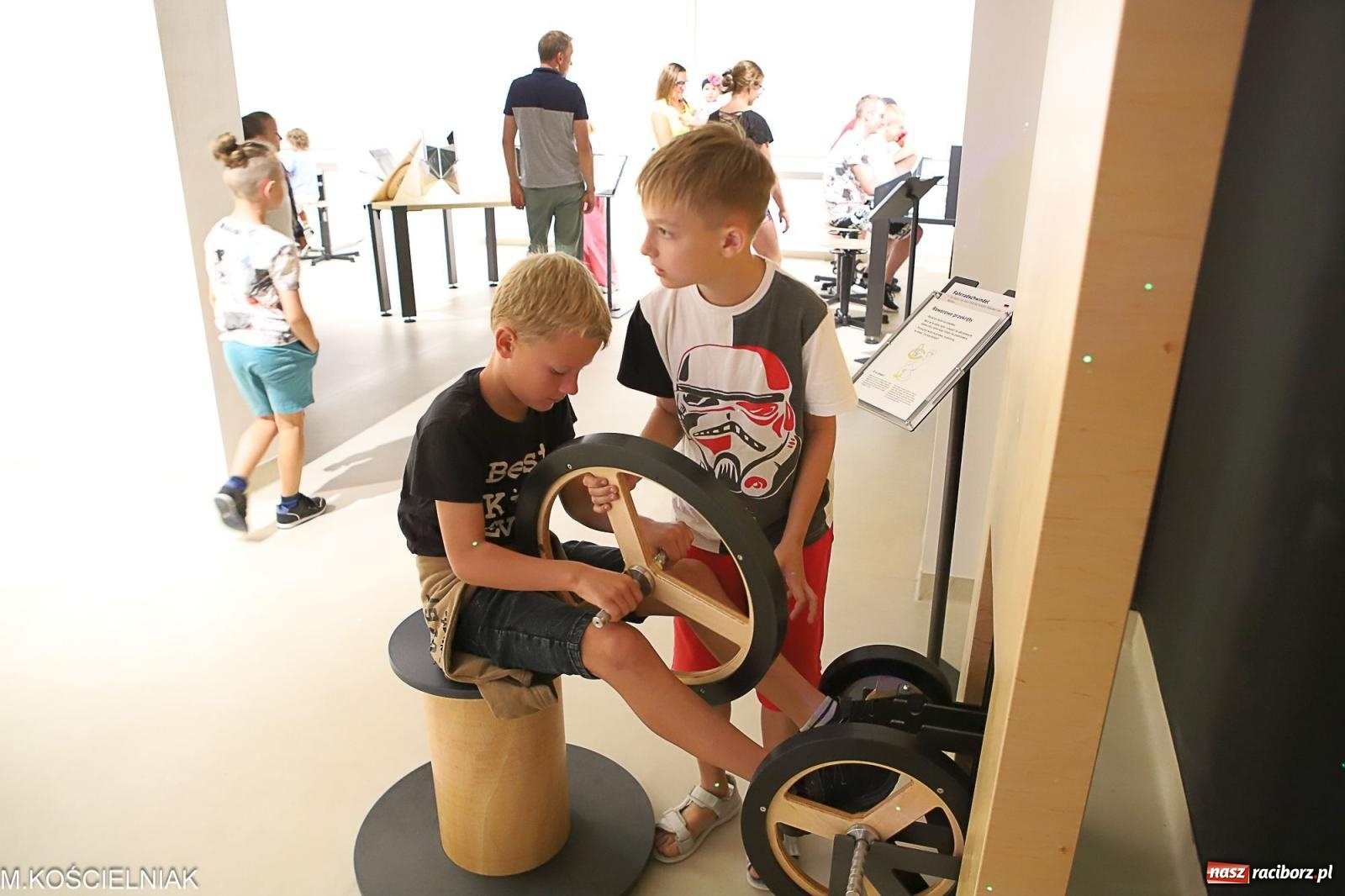 Zdjęcie w galerii na portalu naszraciborz.pl: Noc z barwną zadymą w SOWie wiadomości z regionu