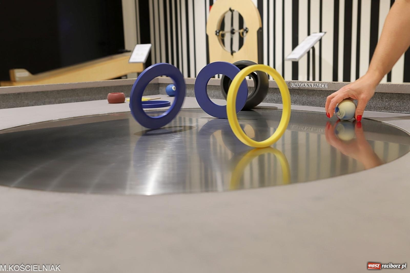 Zdjęcie w galerii na portalu naszraciborz.pl: Noc z barwną zadymą w SOWie wiadomości z regionu