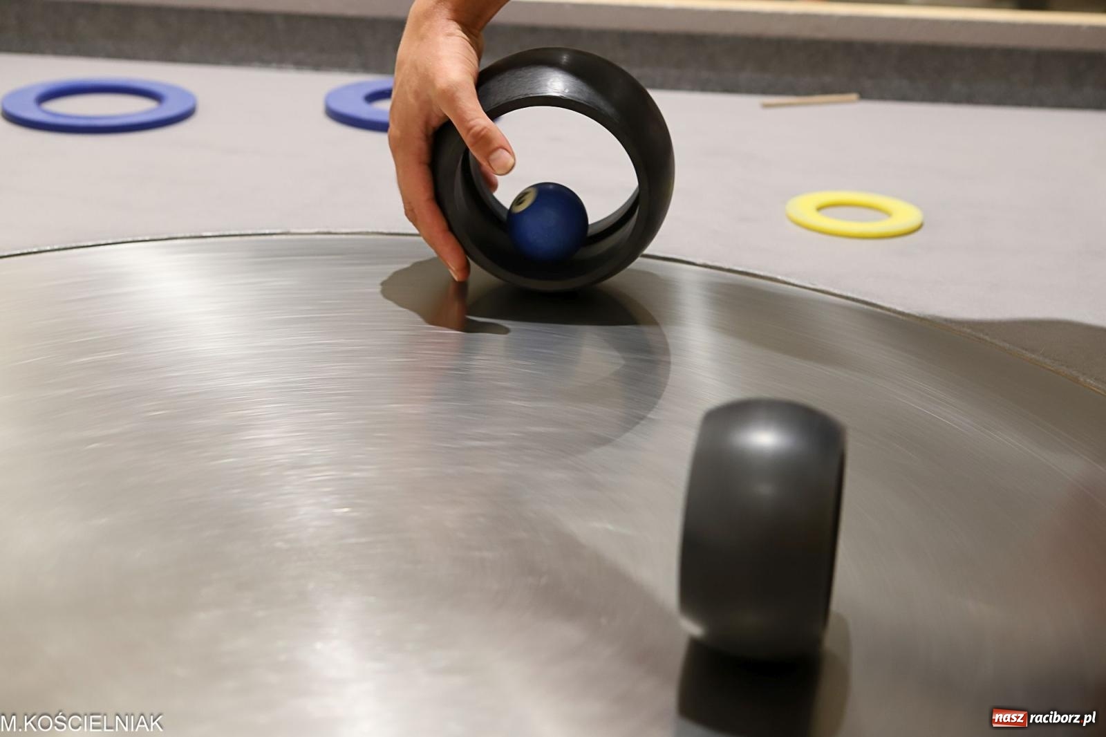 Zdjęcie w galerii na portalu naszraciborz.pl: Noc z barwną zadymą w SOWie wiadomości z regionu