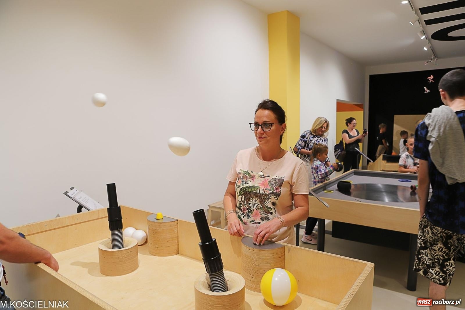 Zdjęcie w galerii na portalu naszraciborz.pl: Noc z barwną zadymą w SOWie wiadomości z regionu