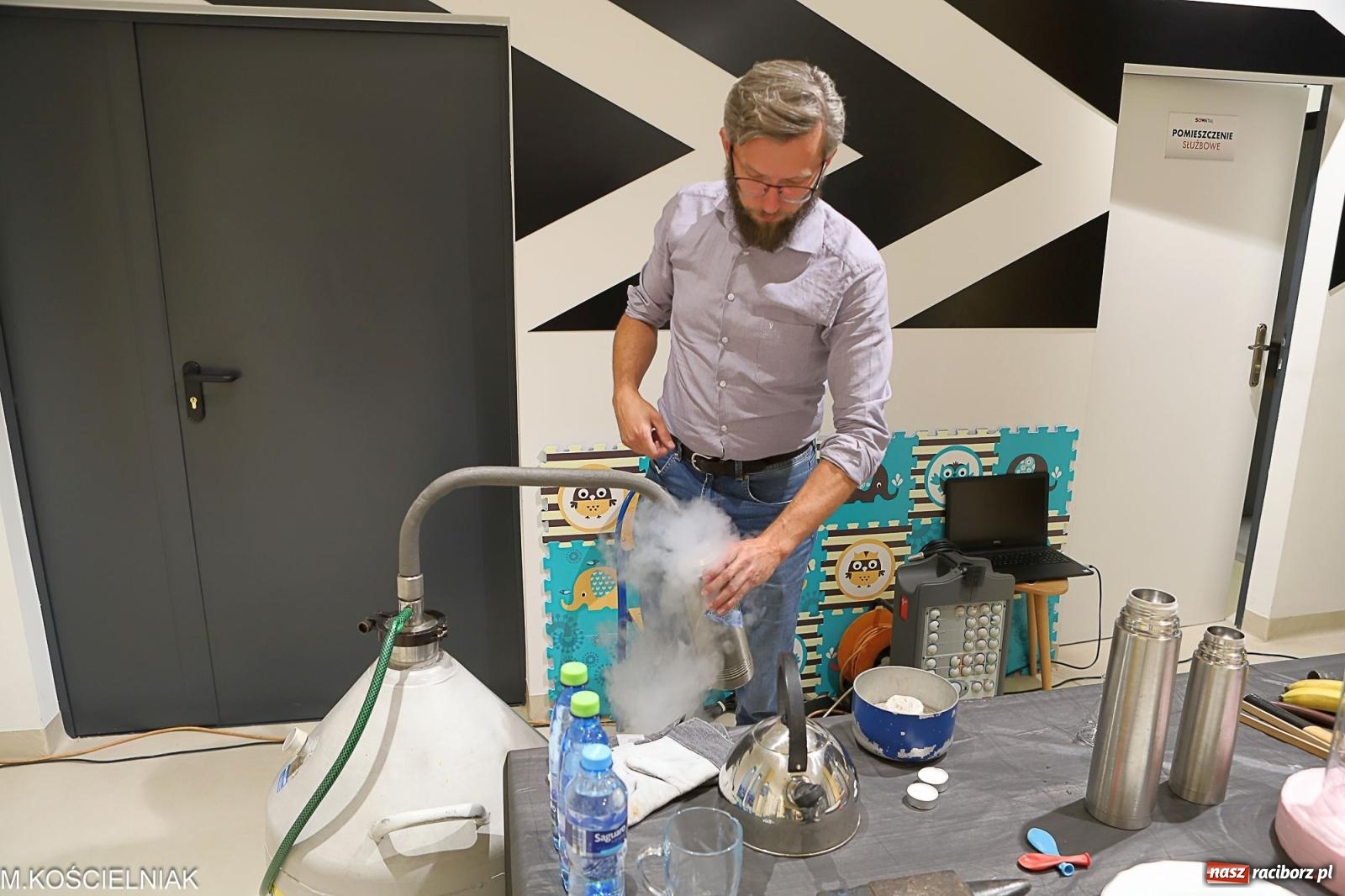 Zdjęcie w galerii na portalu naszraciborz.pl: Noc z barwną zadymą w SOWie wiadomości z regionu