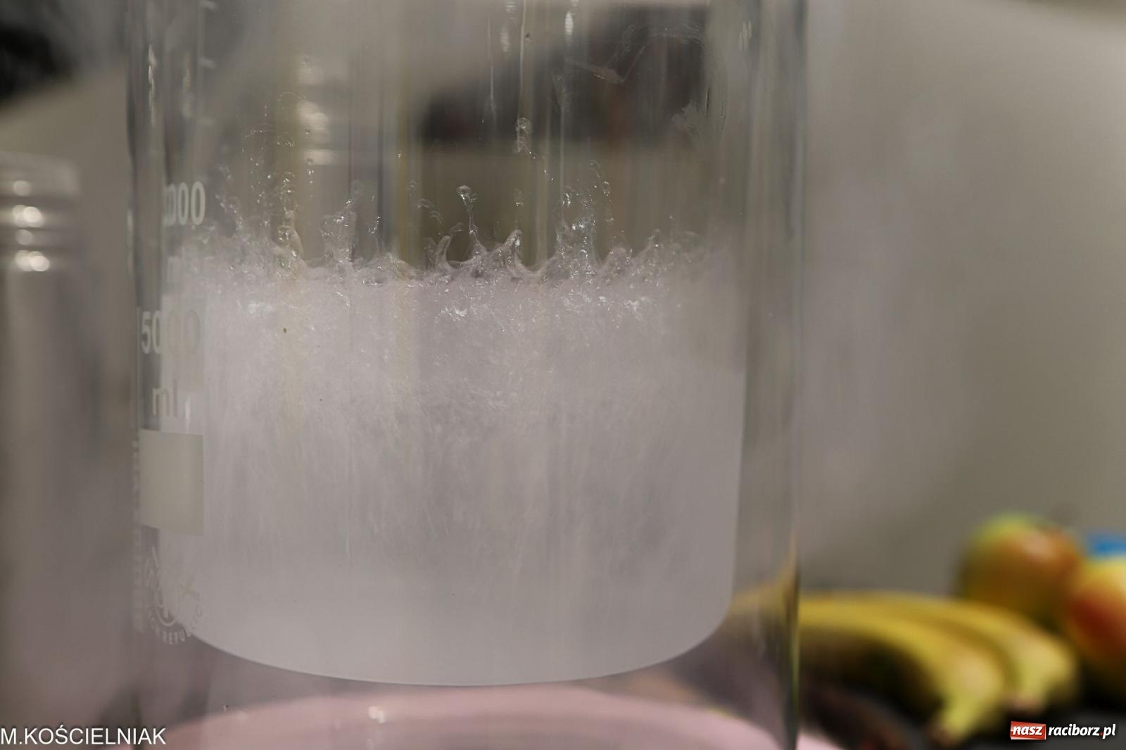 Zdjęcie w galerii na portalu naszraciborz.pl: Noc z barwną zadymą w SOWie wiadomości z regionu