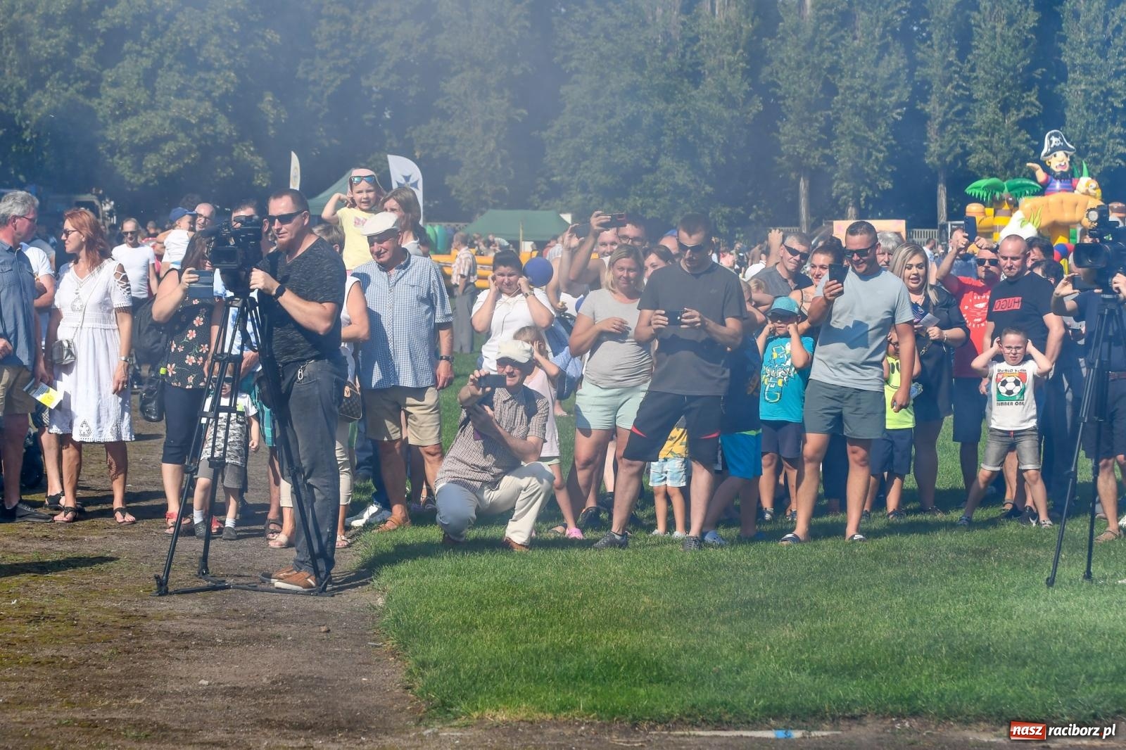 Zdjęcie w galerii na portalu naszraciborz.pl: Chill&Grill z mundurowymi w Raciborzu. Przyszło kilka tysięcy ludzi wiadomości z regionu