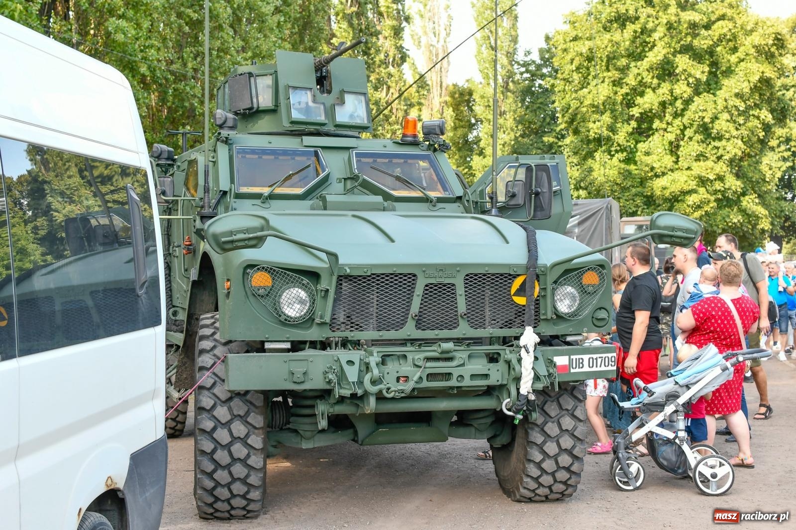 Zdjęcie w galerii na portalu naszraciborz.pl: Chill&Grill z mundurowymi w Raciborzu. Przyszło kilka tysięcy ludzi wiadomości z regionu