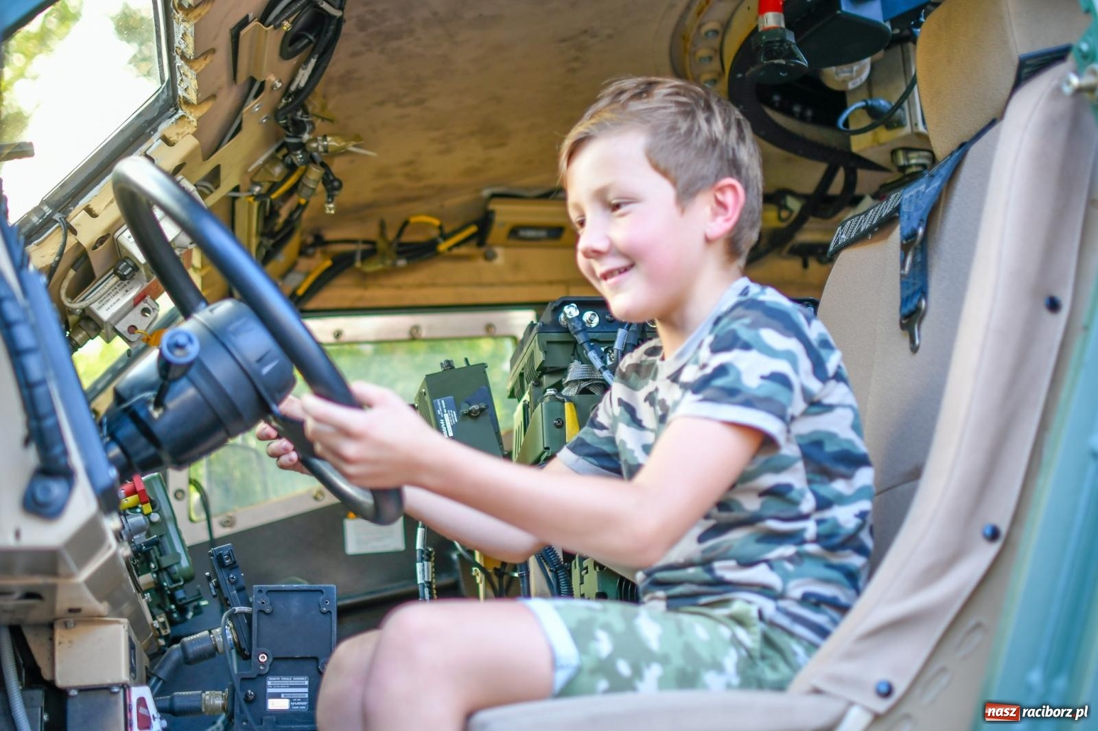 Zdjęcie w galerii na portalu naszraciborz.pl: Chill&Grill z mundurowymi w Raciborzu. Przyszło kilka tysięcy ludzi wiadomości z regionu