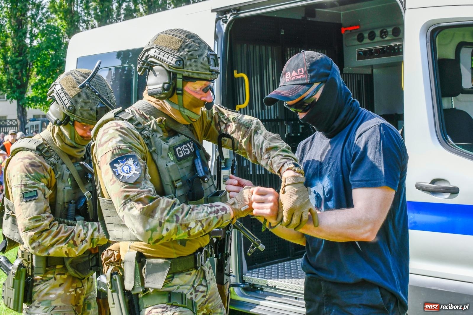 Zdjęcie w galerii na portalu naszraciborz.pl: Chill&Grill z mundurowymi w Raciborzu. Przyszło kilka tysięcy ludzi wiadomości z regionu