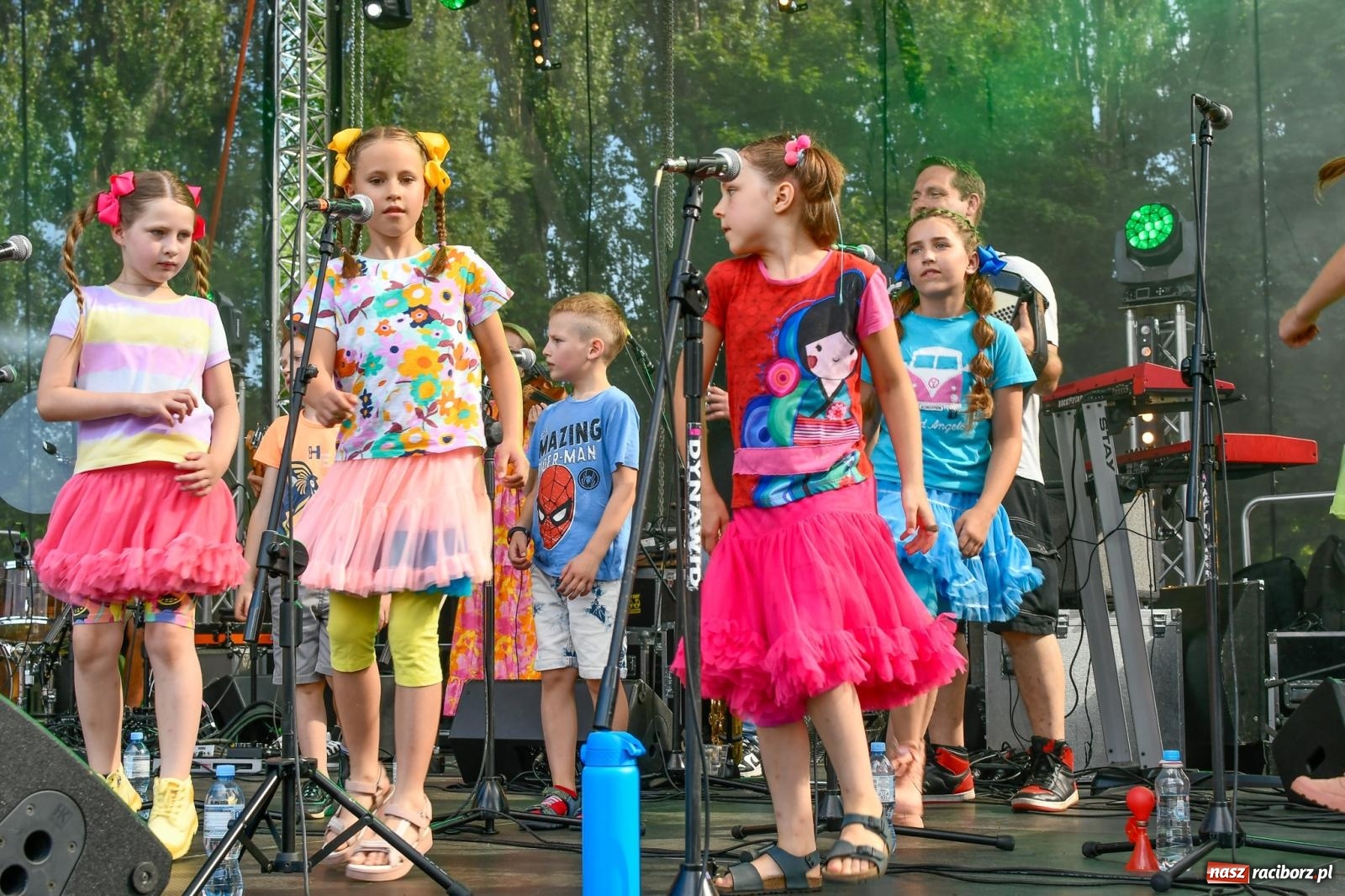 Zdjęcie w galerii na portalu naszraciborz.pl: Chill&Grill z mundurowymi w Raciborzu. Przyszło kilka tysięcy ludzi wiadomości z regionu