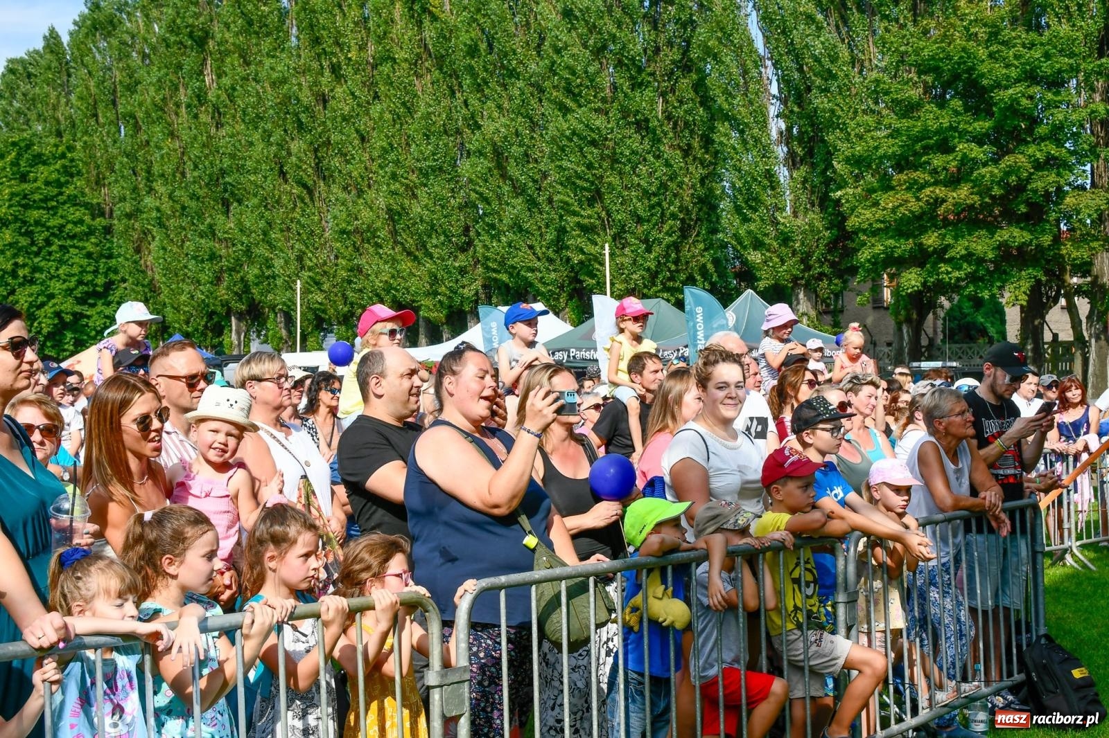 Zdjęcie w galerii na portalu naszraciborz.pl: Chill&Grill z mundurowymi w Raciborzu. Przyszło kilka tysięcy ludzi wiadomości z regionu