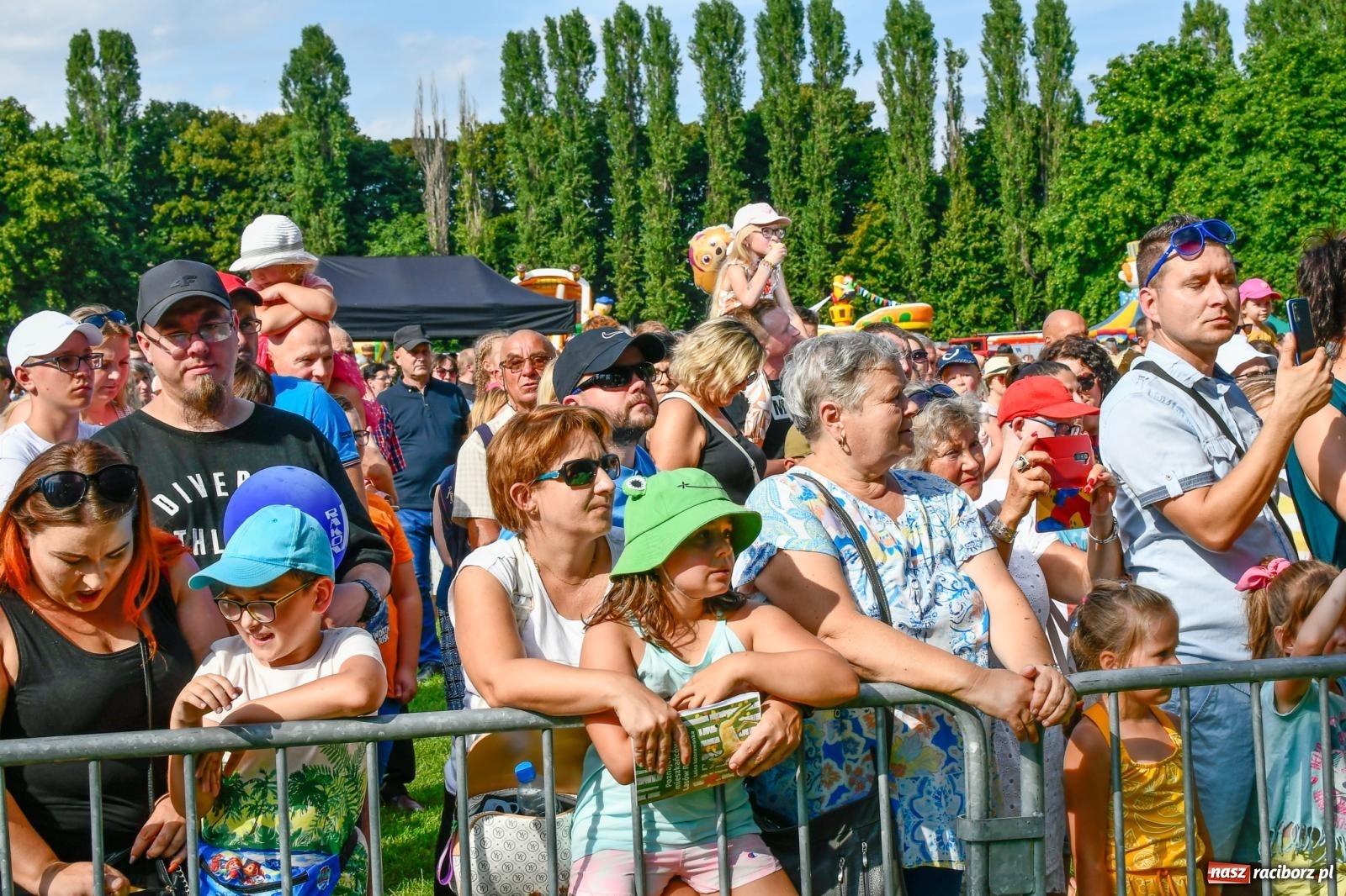 Zdjęcie w galerii na portalu naszraciborz.pl: Chill&Grill z mundurowymi w Raciborzu. Przyszło kilka tysięcy ludzi wiadomości z regionu