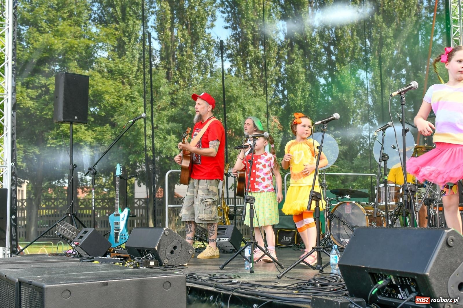 Zdjęcie w galerii na portalu naszraciborz.pl: Chill&Grill z mundurowymi w Raciborzu. Przyszło kilka tysięcy ludzi wiadomości z regionu