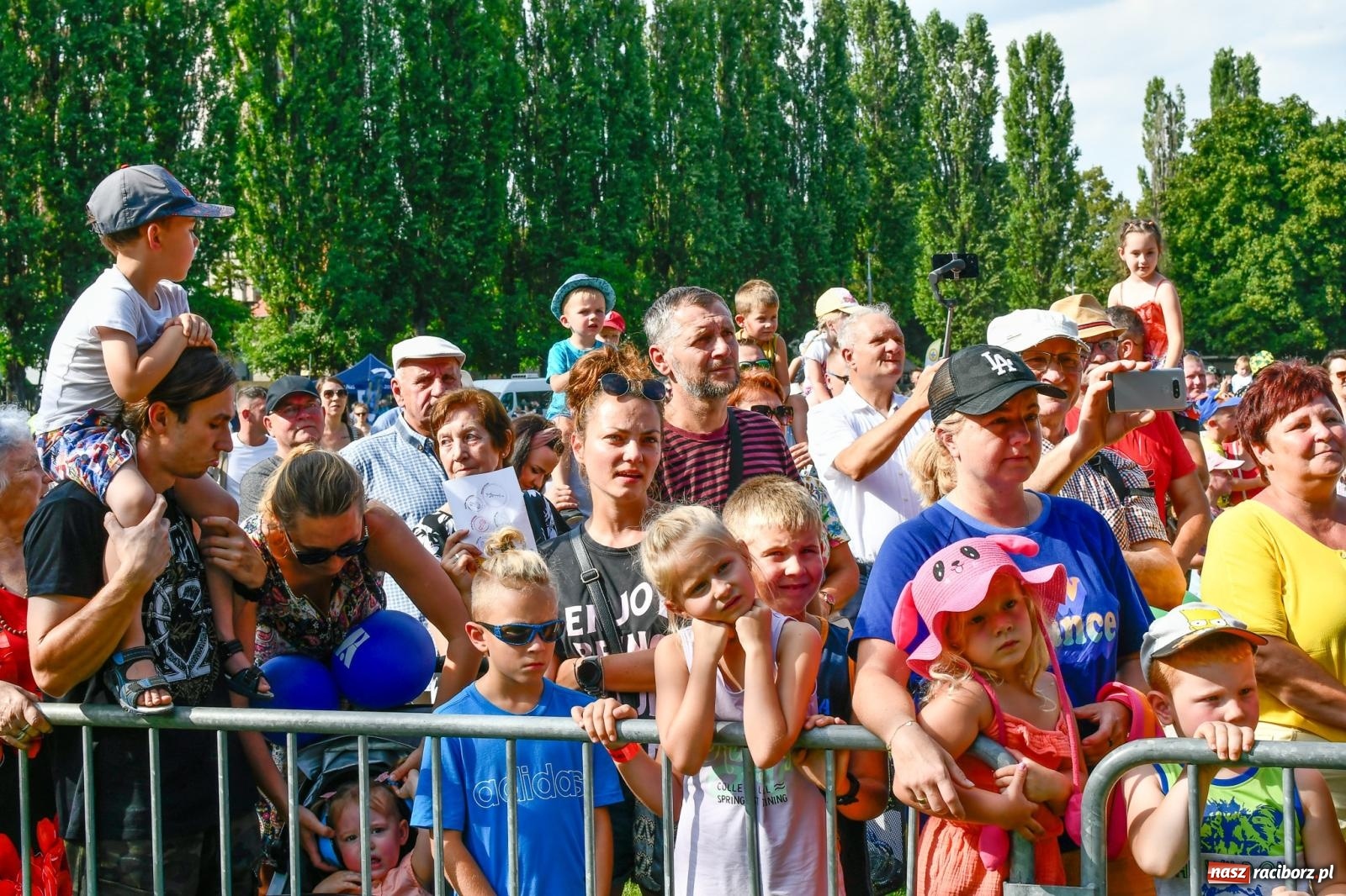 Zdjęcie w galerii na portalu naszraciborz.pl: Chill&Grill z mundurowymi w Raciborzu. Przyszło kilka tysięcy ludzi wiadomości z regionu