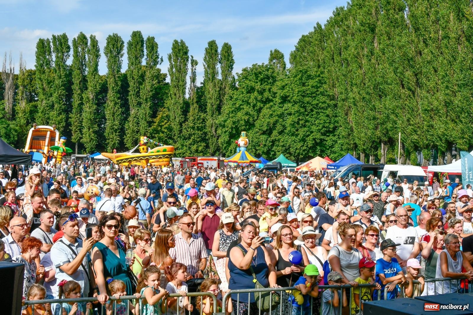 Zdjęcie w galerii na portalu naszraciborz.pl: Chill&Grill z mundurowymi w Raciborzu. Przyszło kilka tysięcy ludzi wiadomości z regionu