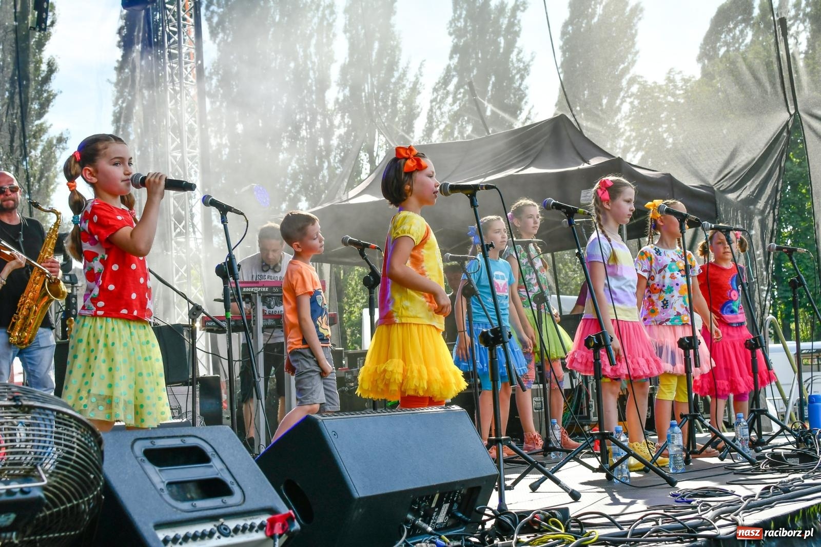 Zdjęcie w galerii na portalu naszraciborz.pl: Chill&Grill z mundurowymi w Raciborzu. Przyszło kilka tysięcy ludzi wiadomości z regionu