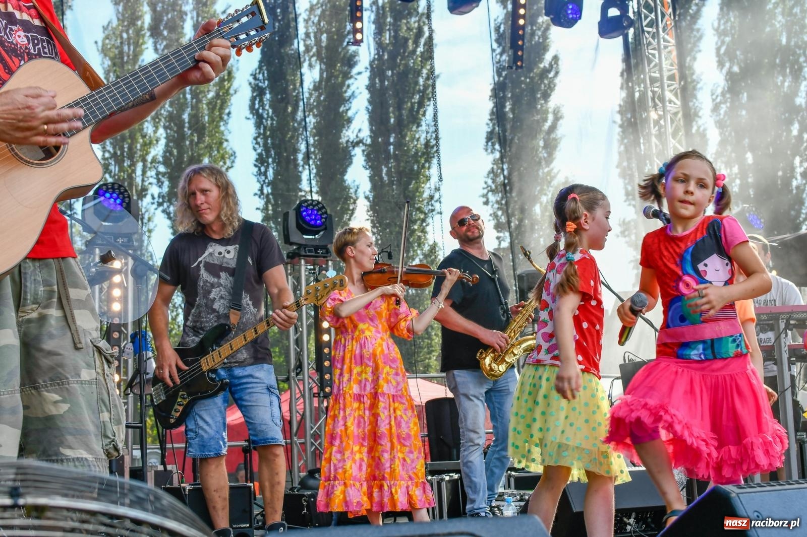 Zdjęcie w galerii na portalu naszraciborz.pl: Chill&Grill z mundurowymi w Raciborzu. Przyszło kilka tysięcy ludzi wiadomości z regionu