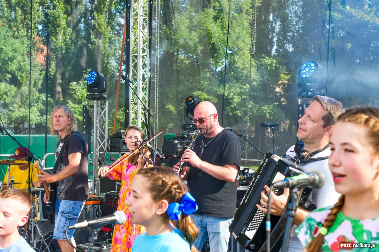 Zdjęcie w galerii na portalu naszraciborz.pl: Chill&Grill z mundurowymi w Raciborzu. Przyszło kilka tysięcy ludzi wiadomości z regionu