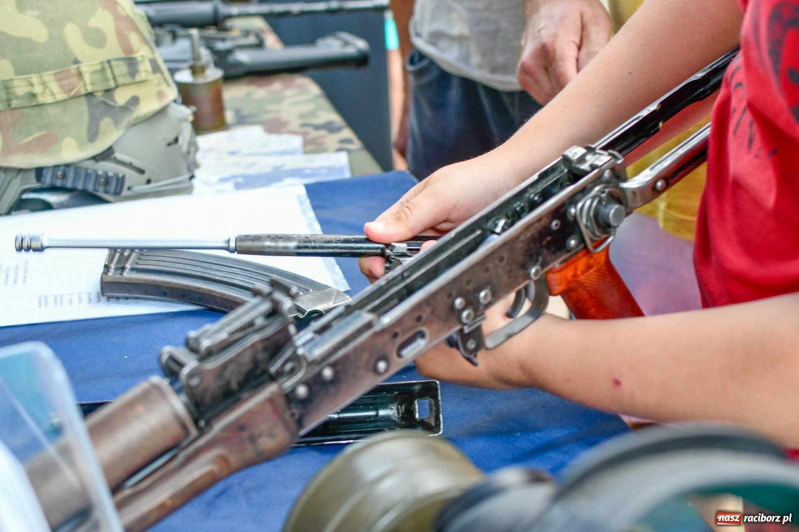 Zdjęcie w galerii na portalu naszraciborz.pl: Chill&Grill z mundurowymi w Raciborzu. Przyszło kilka tysięcy ludzi wiadomości z regionu