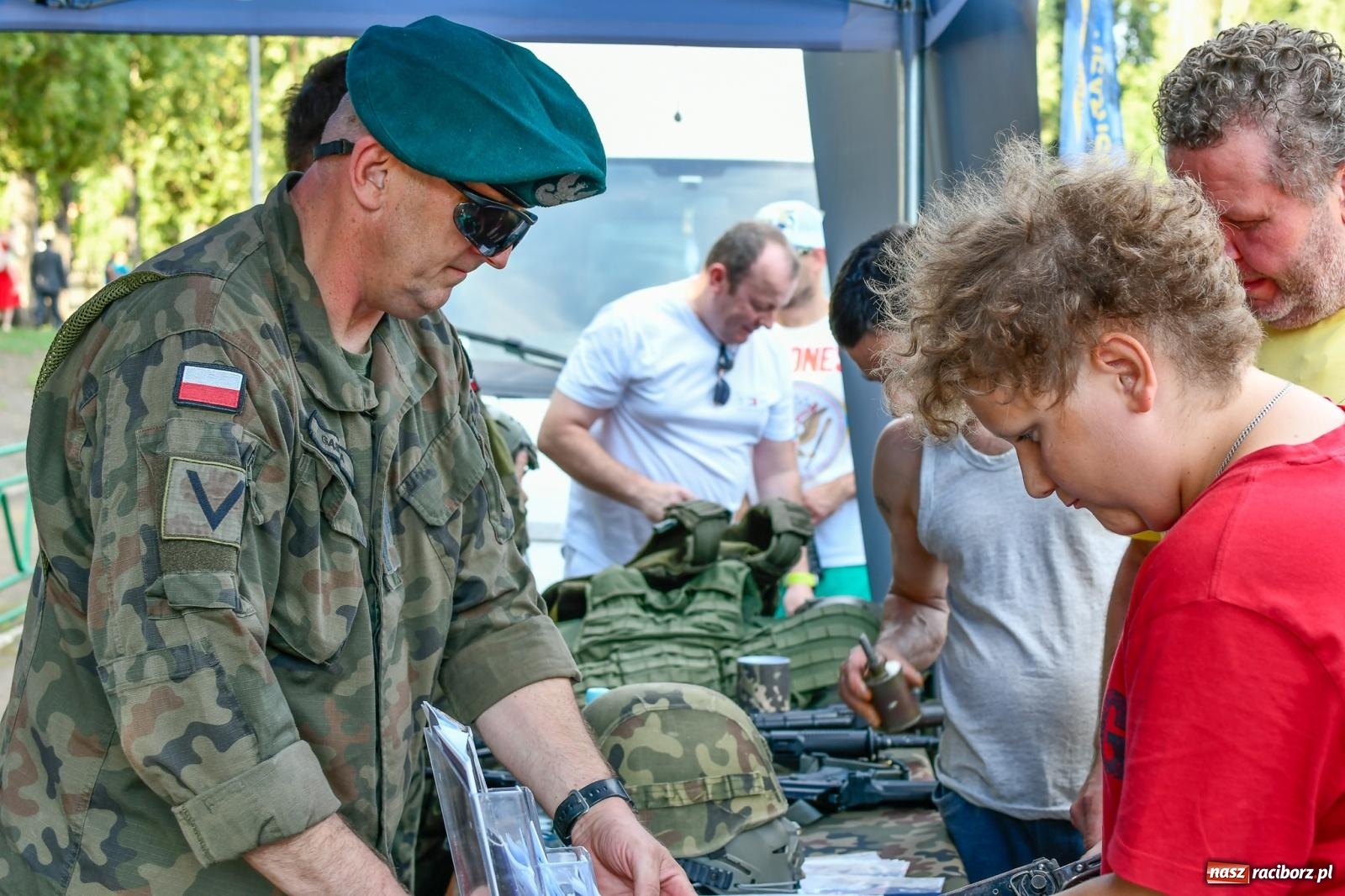 Zdjęcie w galerii na portalu naszraciborz.pl: Chill&Grill z mundurowymi w Raciborzu. Przyszło kilka tysięcy ludzi wiadomości z regionu