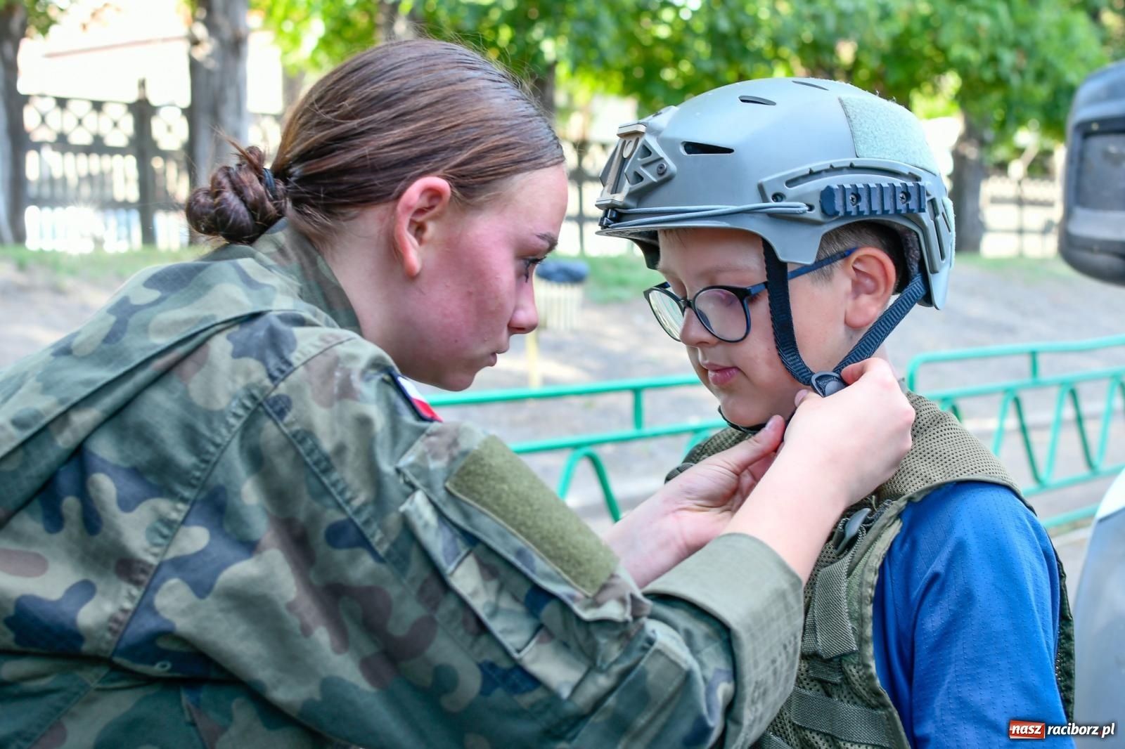 Zdjęcie w galerii na portalu naszraciborz.pl: Chill&Grill z mundurowymi w Raciborzu. Przyszło kilka tysięcy ludzi wiadomości z regionu