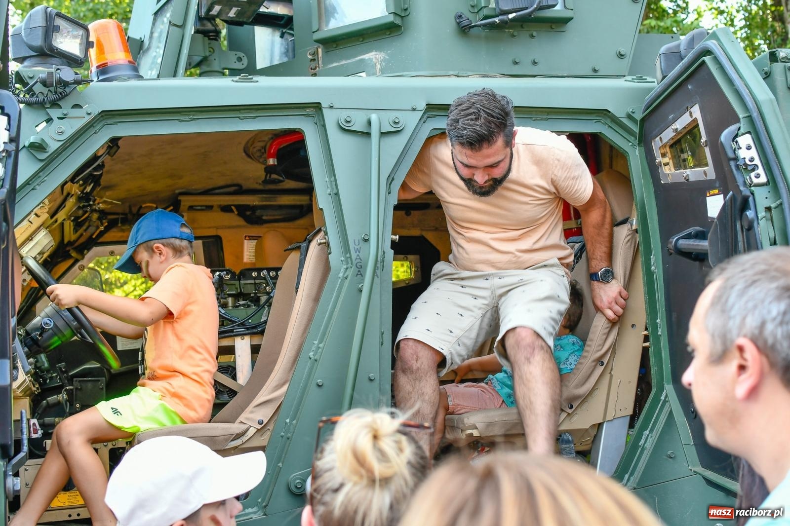 Zdjęcie w galerii na portalu naszraciborz.pl: Chill&Grill z mundurowymi w Raciborzu. Przyszło kilka tysięcy ludzi wiadomości z regionu