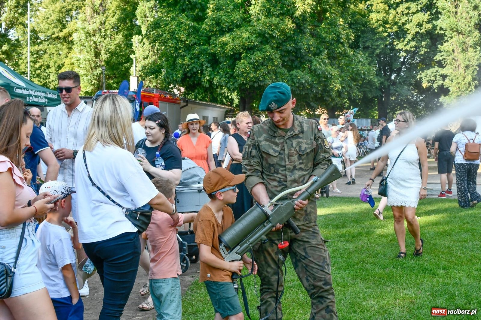 Zdjęcie w galerii na portalu naszraciborz.pl: Chill&Grill z mundurowymi w Raciborzu. Przyszło kilka tysięcy ludzi wiadomości z regionu