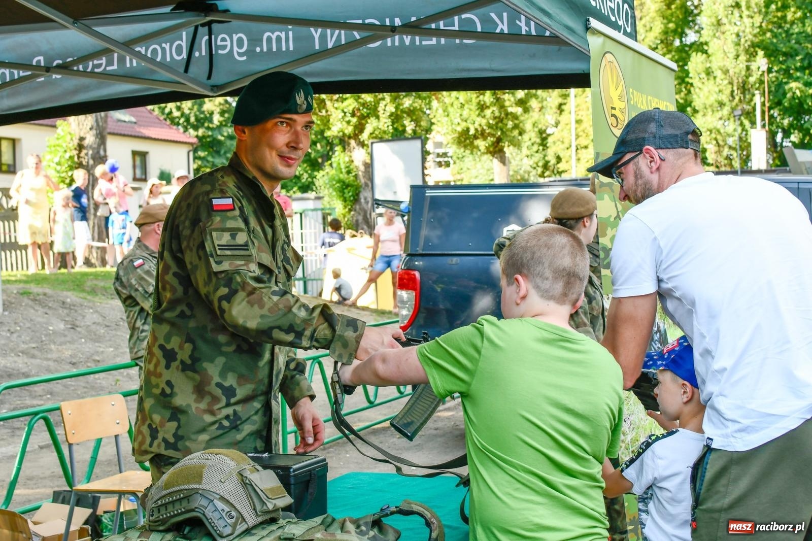 Zdjęcie w galerii na portalu naszraciborz.pl: Chill&Grill z mundurowymi w Raciborzu. Przyszło kilka tysięcy ludzi wiadomości z regionu