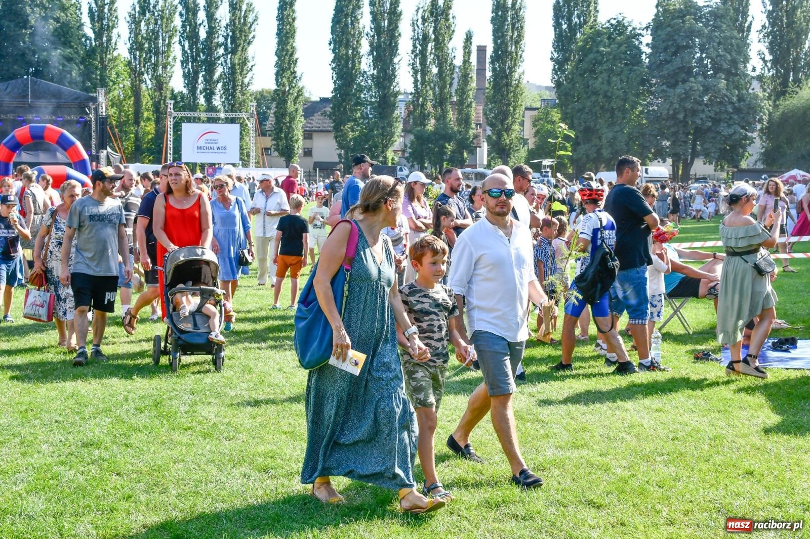 Zdjęcie w galerii na portalu naszraciborz.pl: Chill&Grill z mundurowymi w Raciborzu. Przyszło kilka tysięcy ludzi wiadomości z regionu