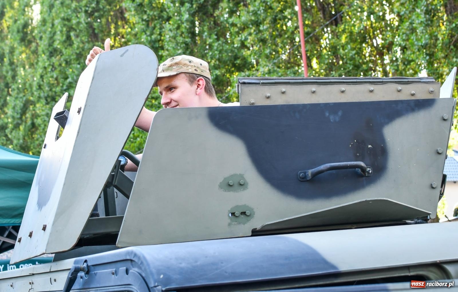 Zdjęcie w galerii na portalu naszraciborz.pl: Chill&Grill z mundurowymi w Raciborzu. Przyszło kilka tysięcy ludzi wiadomości z regionu