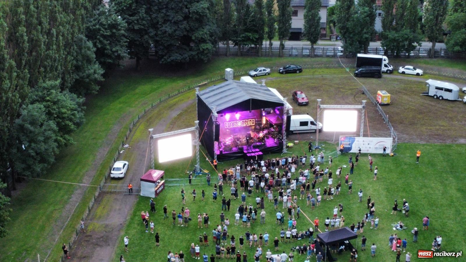 Zdjęcie w galerii na portalu naszraciborz.pl: Chill&Grill z mundurowymi w Raciborzu. Przyszło kilka tysięcy ludzi wiadomości z regionu