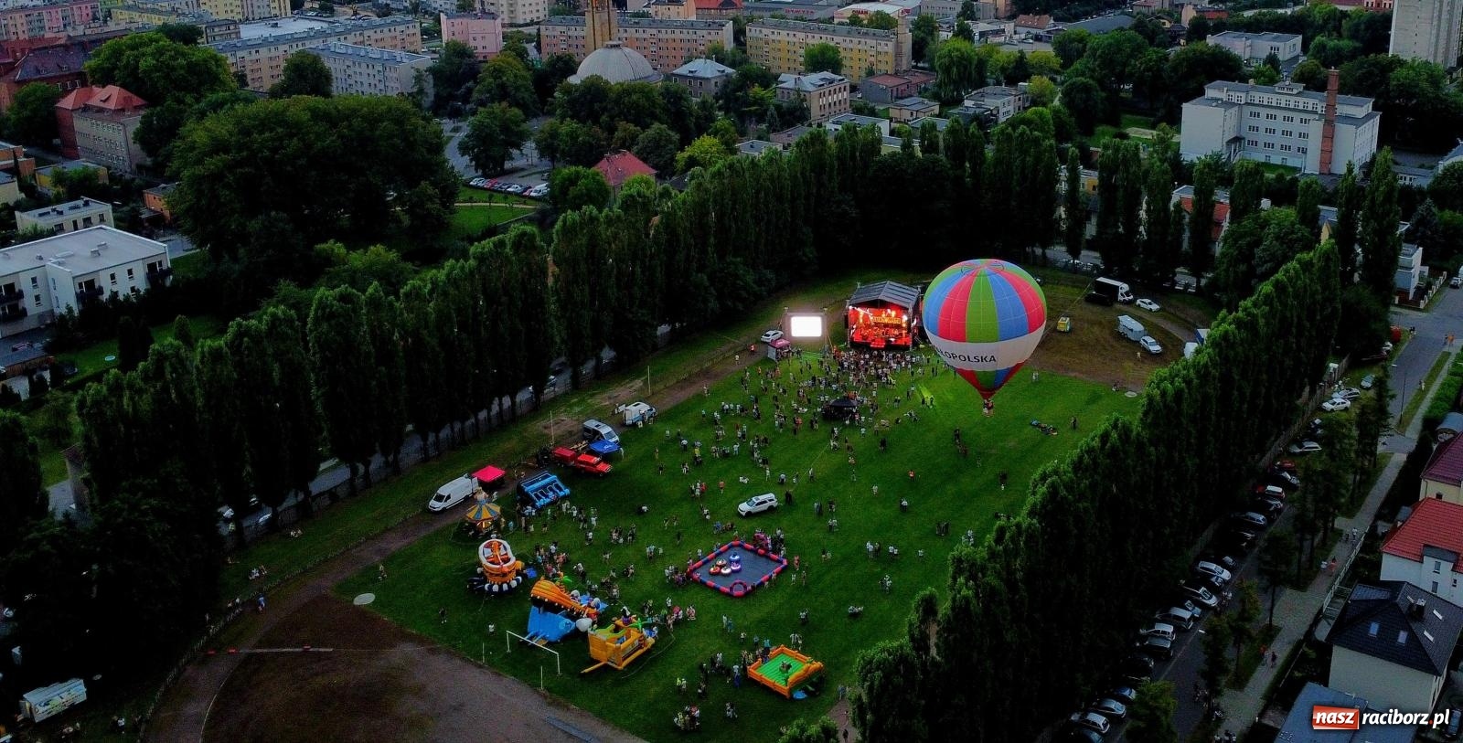 Zdjęcie w galerii na portalu naszraciborz.pl: Chill&Grill z mundurowymi w Raciborzu. Przyszło kilka tysięcy ludzi wiadomości z regionu