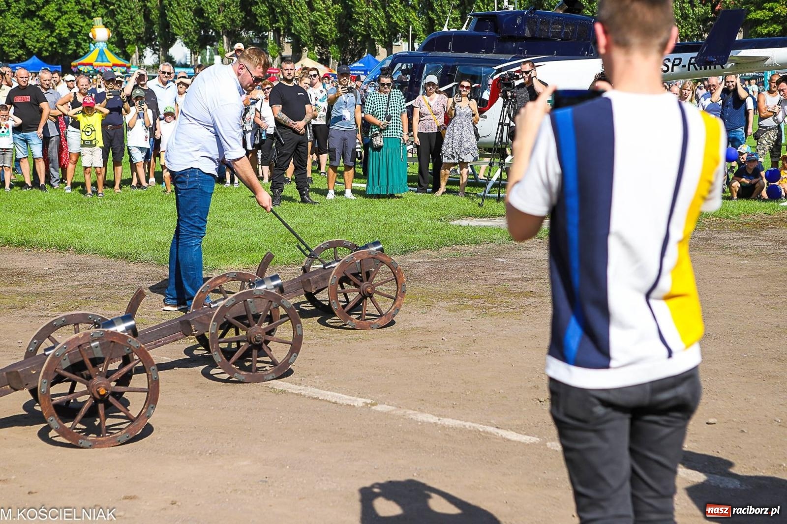 Zdjęcie w galerii na portalu naszraciborz.pl: Przegląd wojskowego sprzętu i koncerty - piknik służb mundurowych na bis! wiadomości z regionu